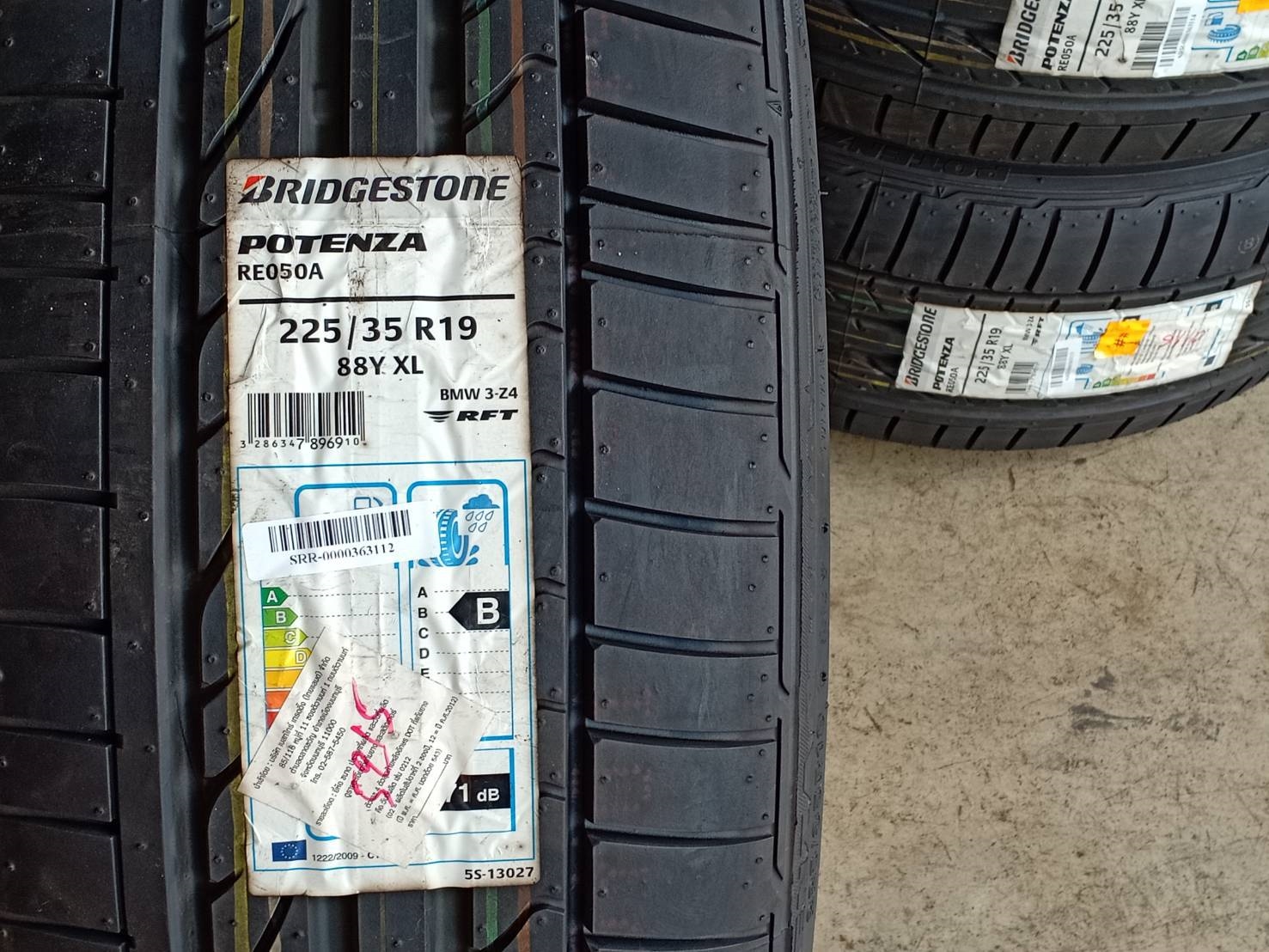 BRIDGESTONE RE050A RFT 225/35-19 เส้น 4000 ปกติ 12000 ปี15