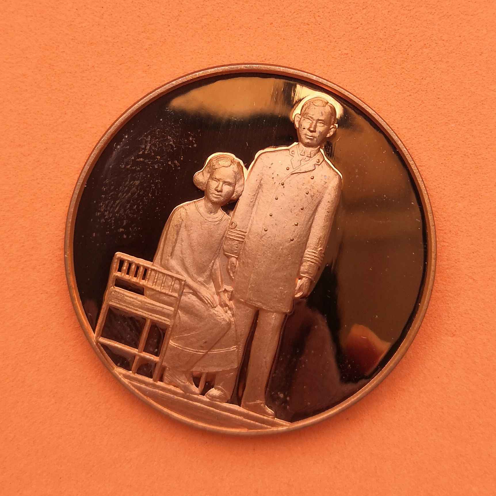 เหรียญ สมเด็จย่า และ สมเด็จพระมหิตลาธิเบศร อดุลยเดชวิกรม พระบรมราชชนก ที่ระลึกสร้างพระราชานุสาวรีย์ ณ โรงพยาบาลสมเด็จพระนางเจ้าสิริกิติ์ พศ 2540 เนื้อทองแดงขัดเงา ขนาด 3.5 ซม
