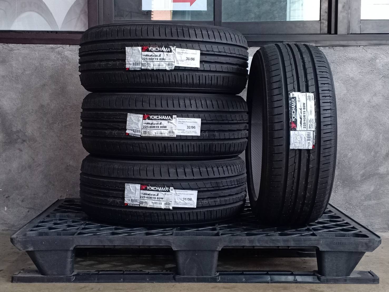 YOKOHAMA BLUEARTH-A AE-50 225/40R19 89W JAPAN