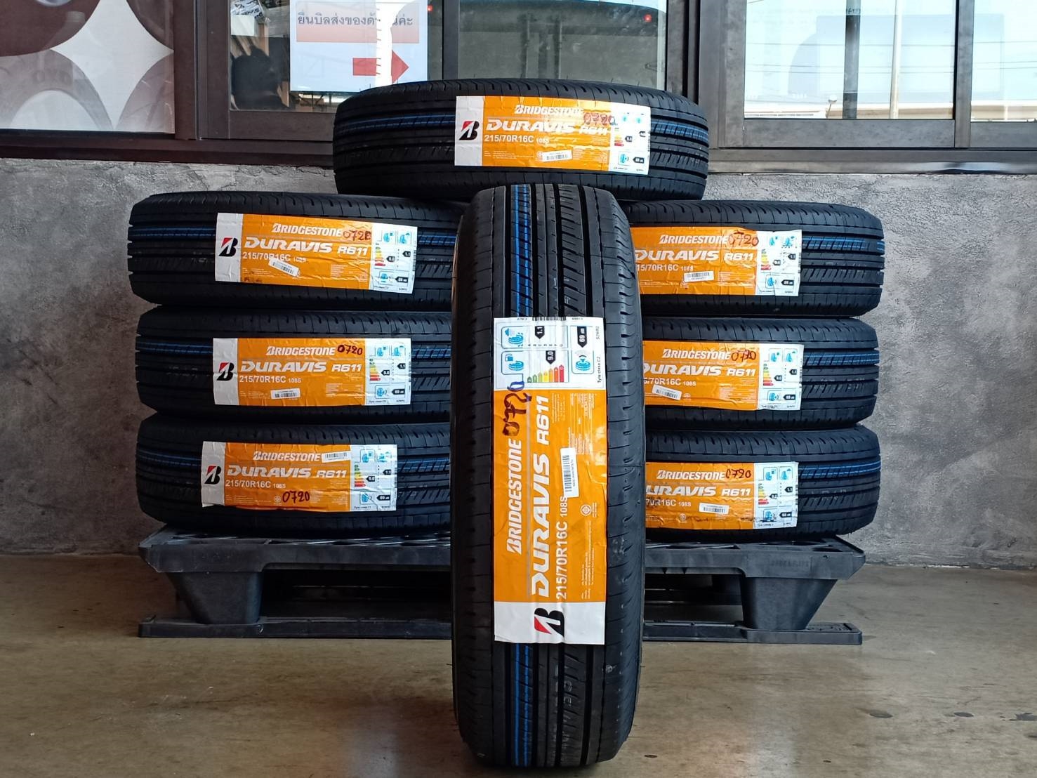 BRIDGESTONE DURAVIS R611 215/70R16 ปี20