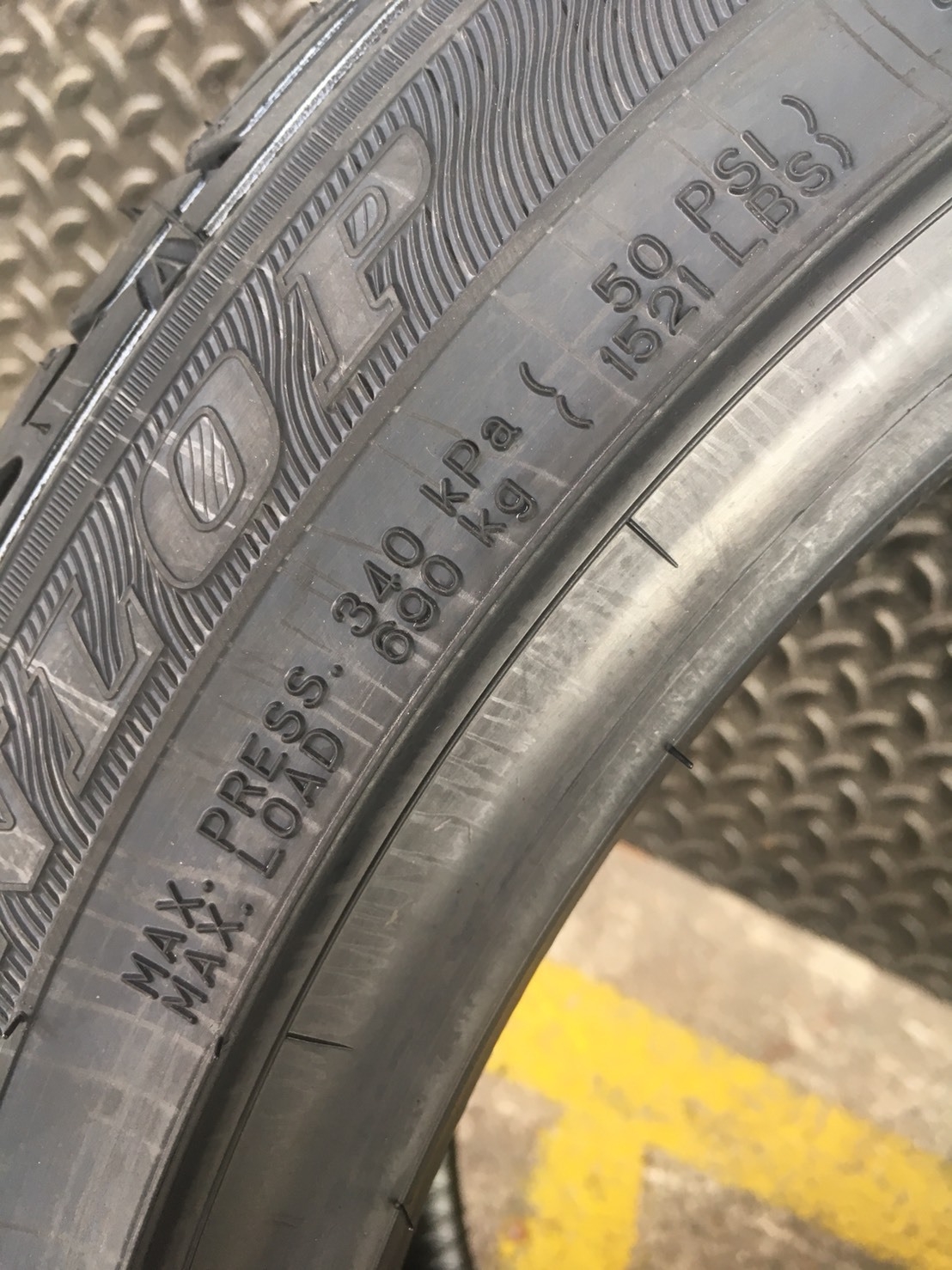 DUNLOP LM704 225-45-18 ซื้อ2แถม2 ปี18 มาแล้ว