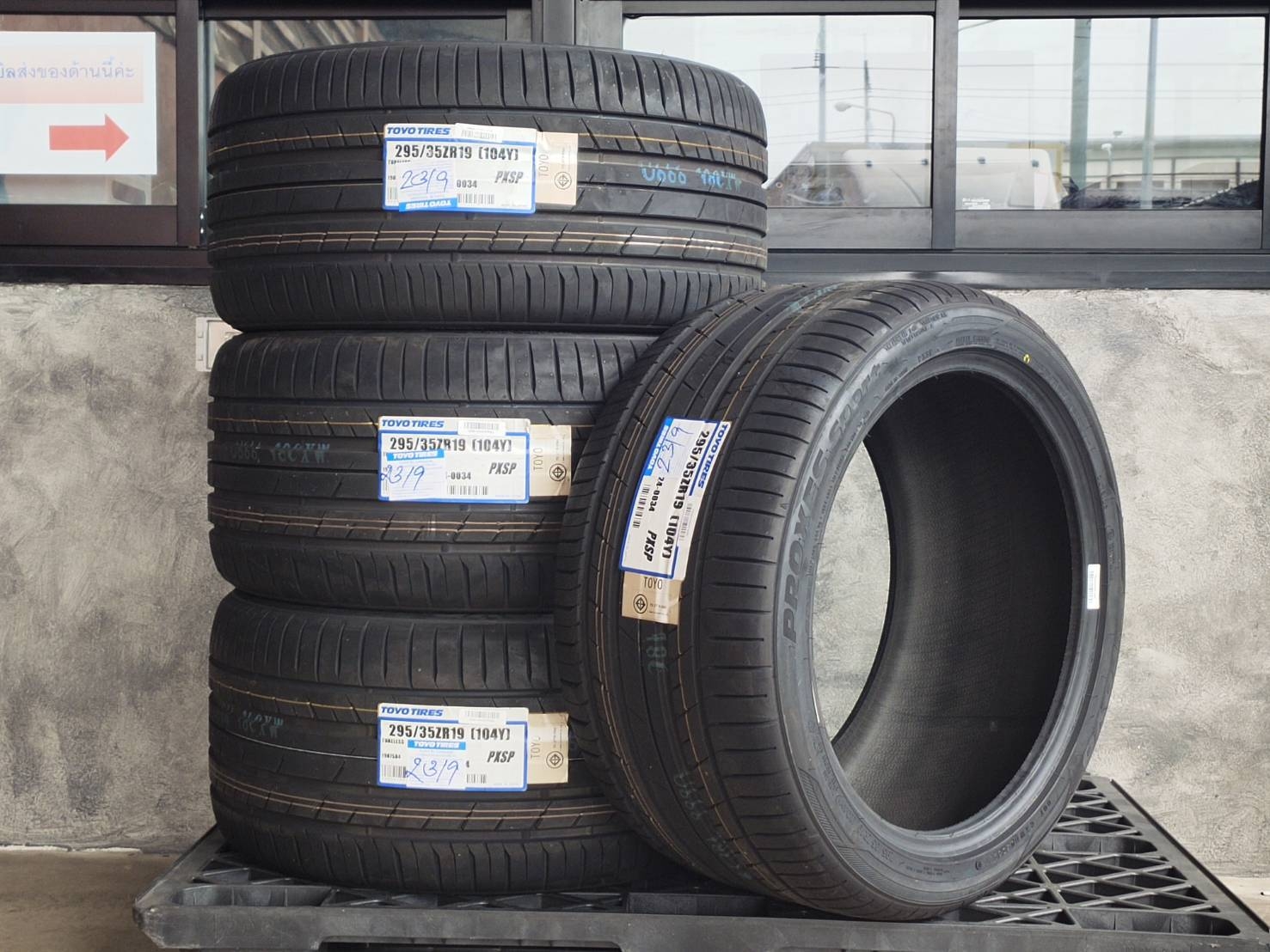 TOYO PROXES SPORT 295/35ZR19 ต้องการส่วนลดราคาพิเศษ กรุณาสอบถาม