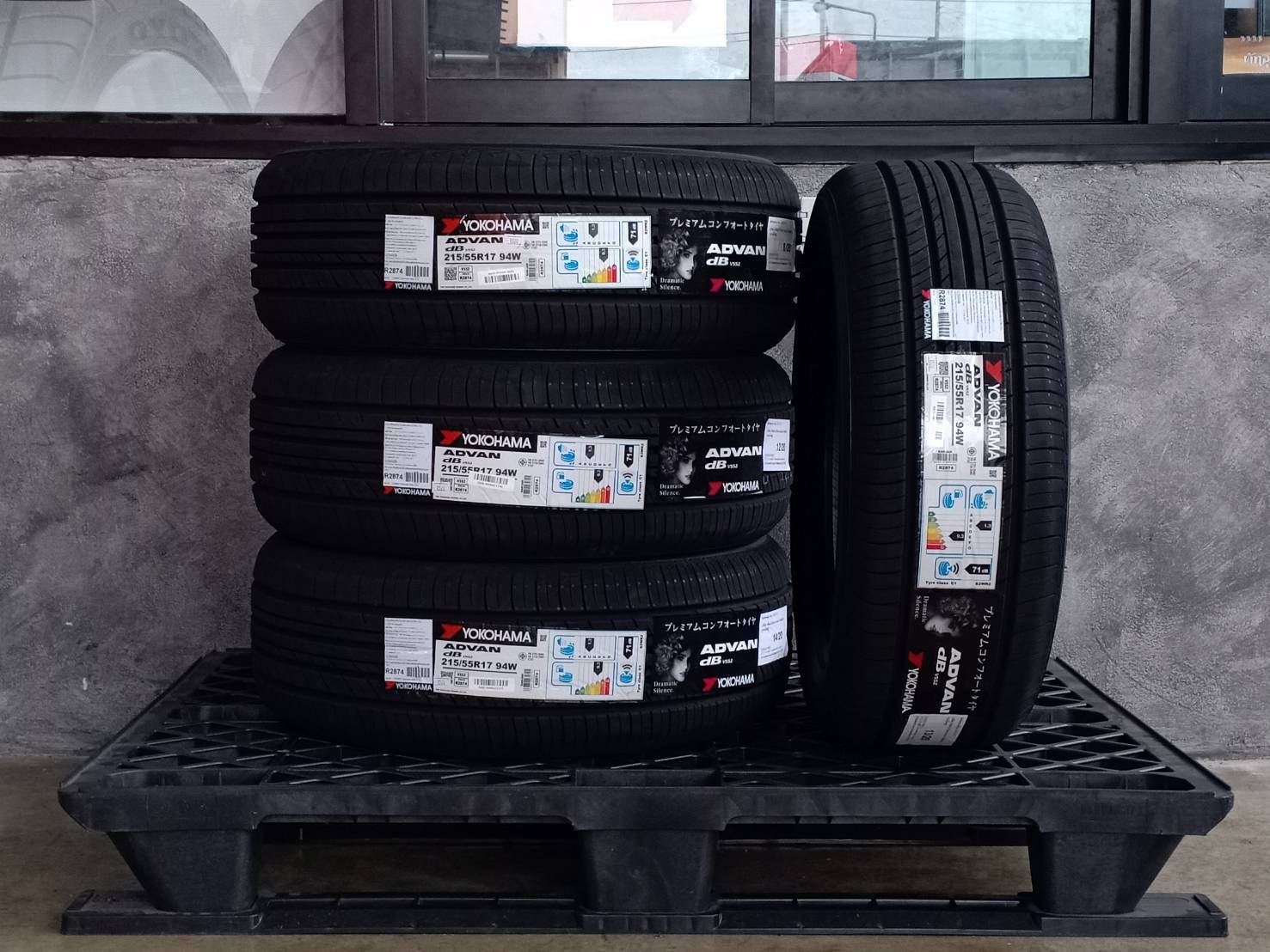 YOKOHAMA 215/55R17 ADVAN dB V552 94W MADE IN JAPAN