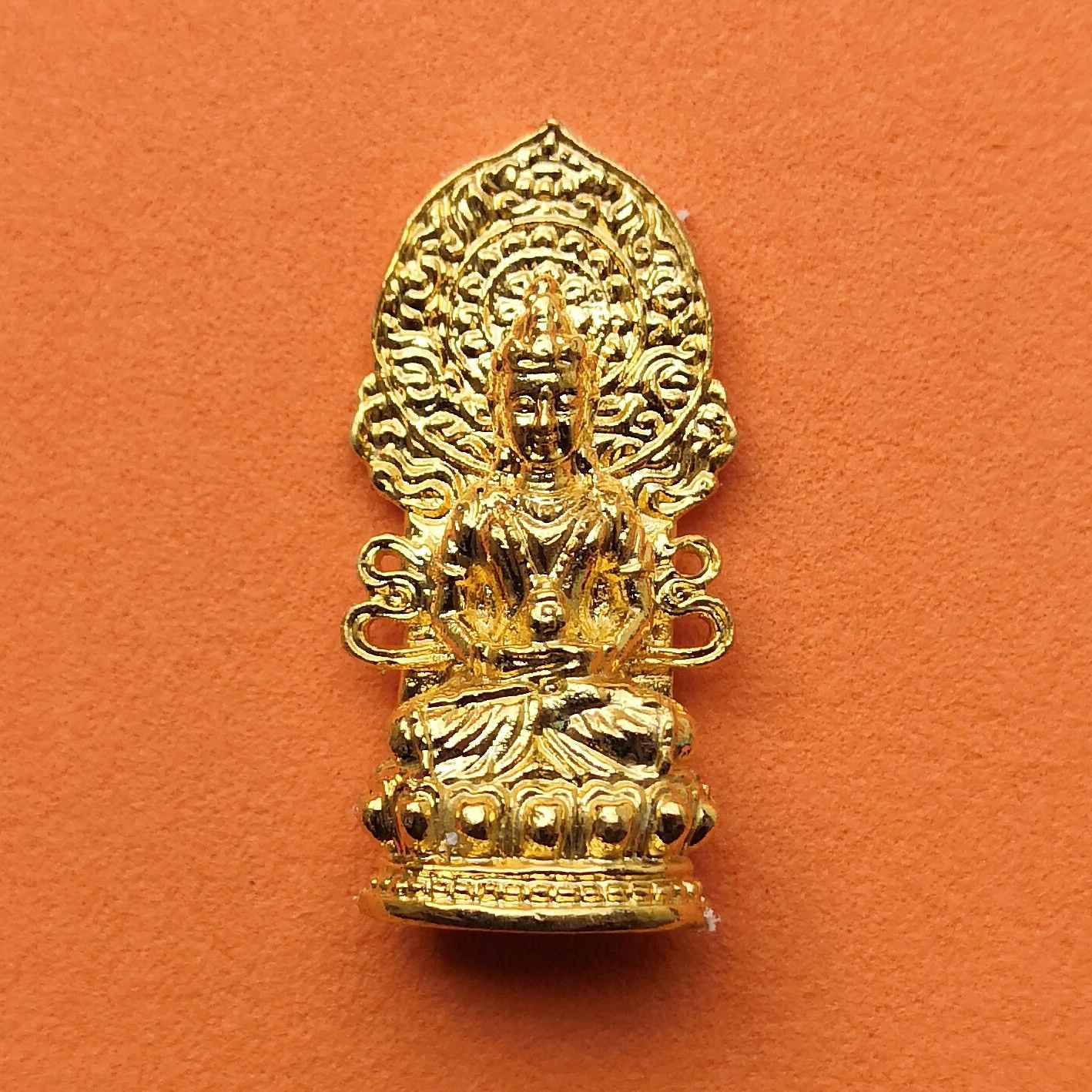 พระกริ่ง กวนอิมชัยมงคลธิเบต วัดมังกรกมลาวาส เล่งเน่ยยี่ และ ธนาคารออมสิน จัดสร้างปี 2549 เนื้อกะไหล่ทอง สูง 2.6 เซน พร้อมตลับเดิม