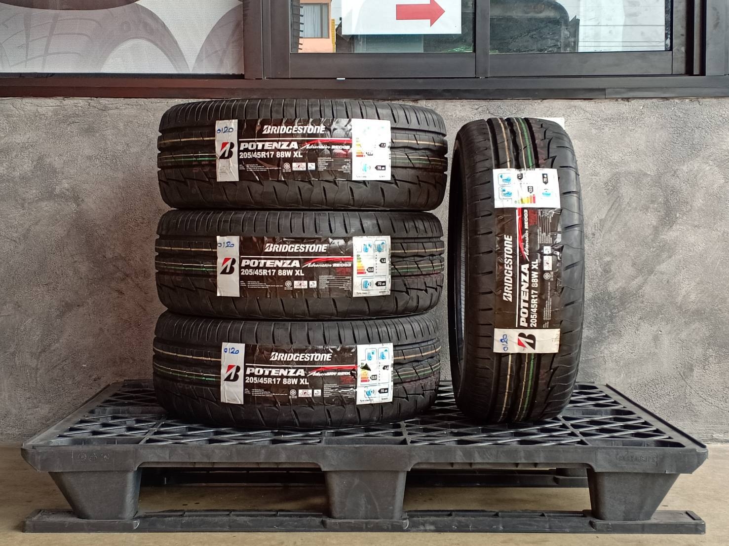 BRIDGESTONE 205/45R17 POTENZA RE003ต้องการส่วนลดราคาพิเศษ กรุณาสอบถาม
