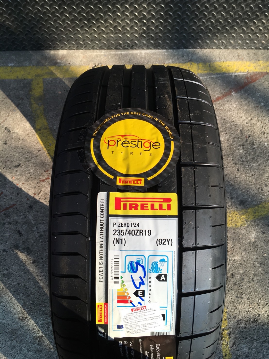 PIRELLI P-ZERO 235-40-19 เส้น 15000 บาท ปี17