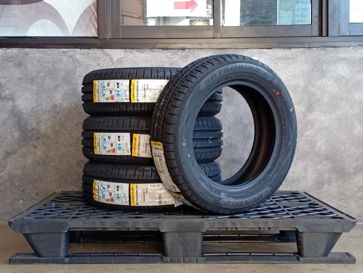 DUNLOP 185/60R15 SP TOURING R1 84H MADE IN INDONESIA