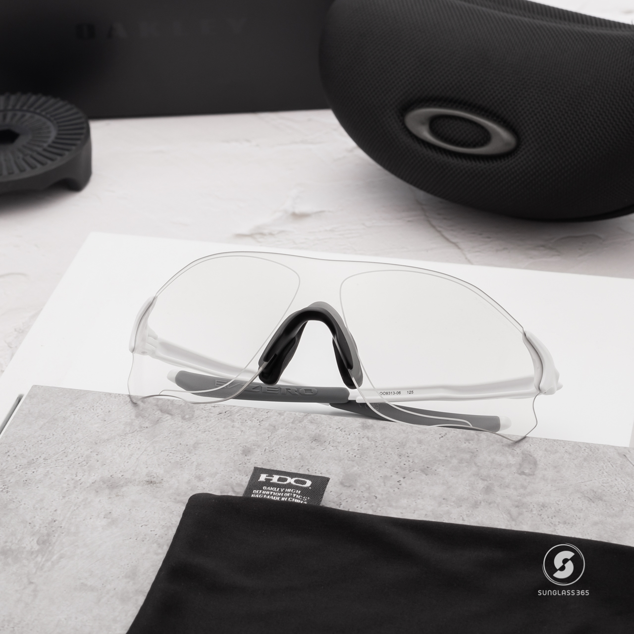 Oakley OO9313-06 EVZERO PATH Matte White Photochromic