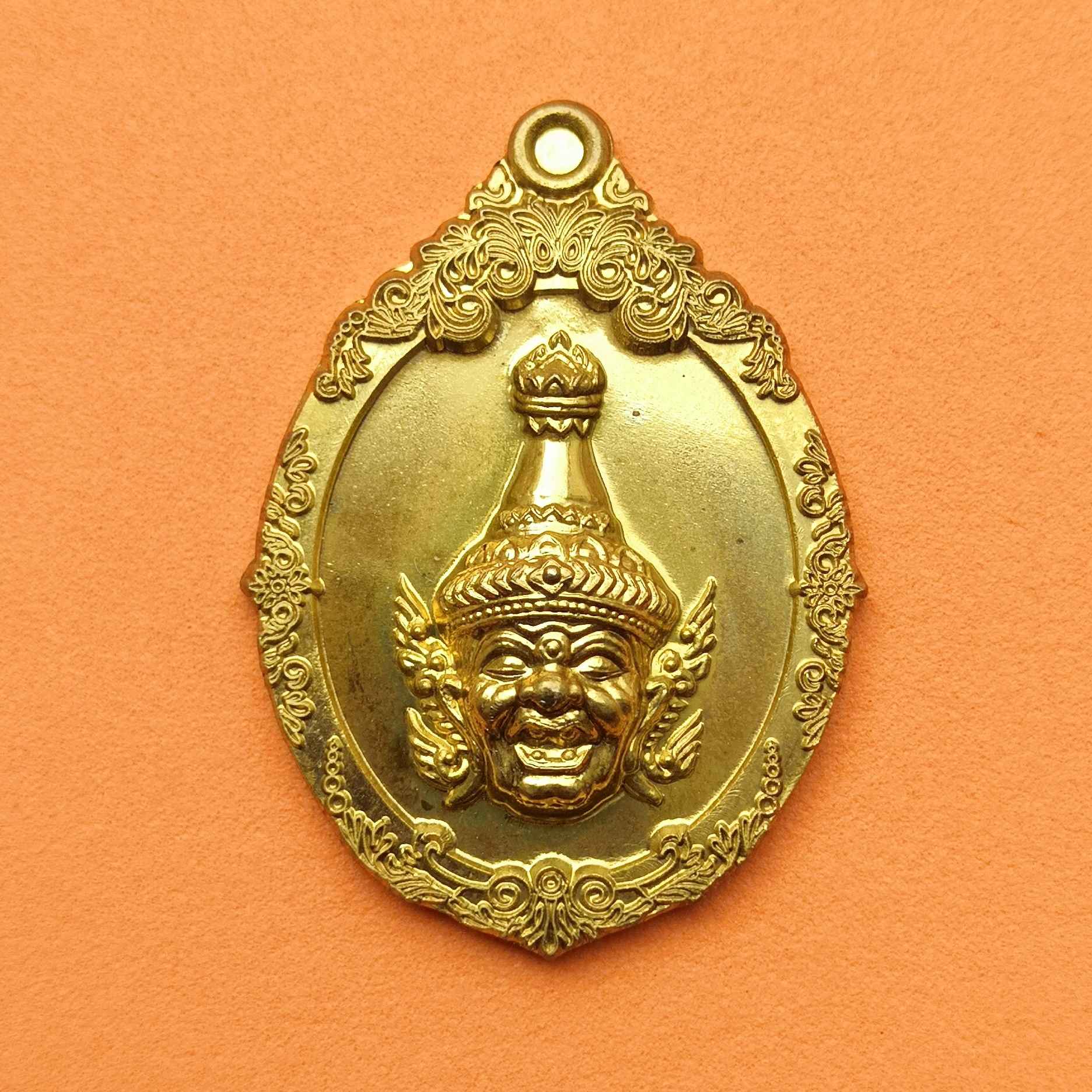 เหรียญ พระภรตมุนี เมตตาบารี มั่งมีศรีสุข ลาภผลพูนทวี ศิษย์พระภรตมุนี จัดสร้าง ตอก 2 โค้ด เนื้อทองเหลือง สูง 4 เซน