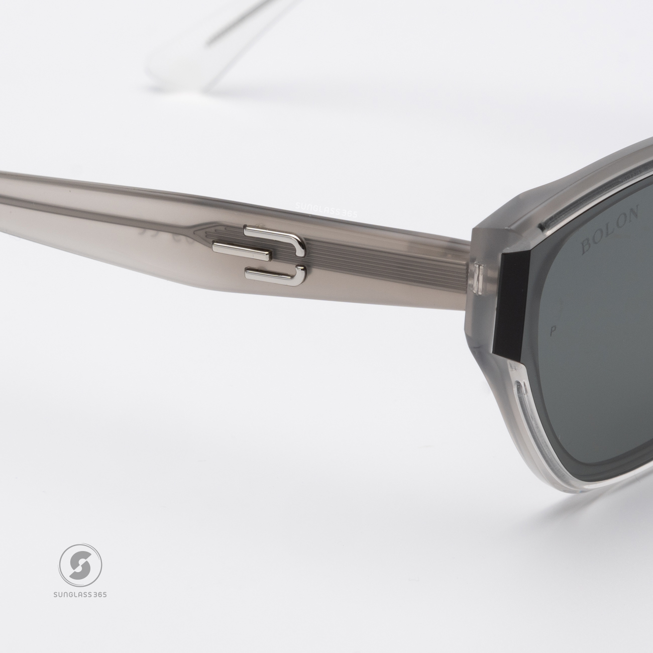 แว่นกันแดด BOLON รุ่น Navigli BL3159 C11 Gradient Translucent Grey