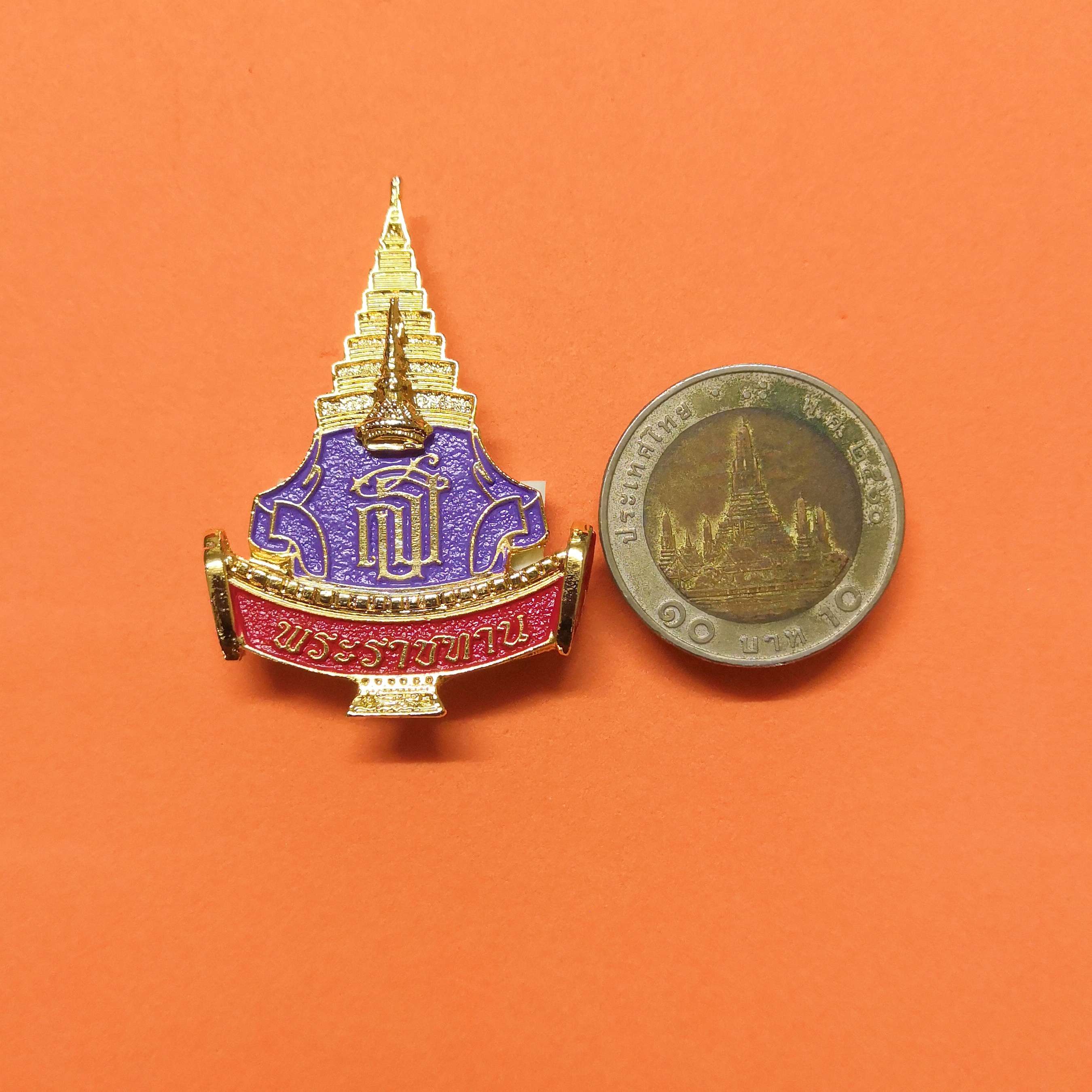 เข็มพระราชทาน สมเด็จพระเทพรัตนราชสุดา ครบรอบ 25 ปี ประลองเพลง ประเลงมโหรี งานดนตรีไทย ตามพระราชดำริ พศ 2553 เนื้อกะไหล่ทองลงยา สูง 4.7 เซน