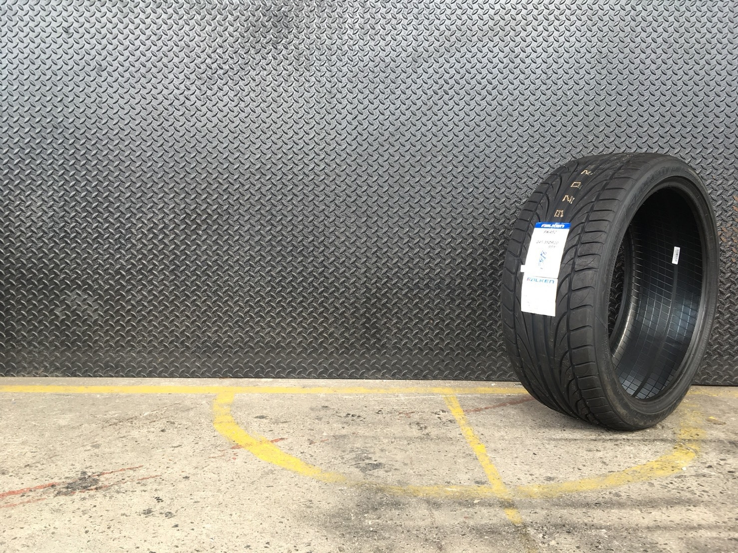 FALKEN FK452 245-35-20 เส้น 5500 ปี 18