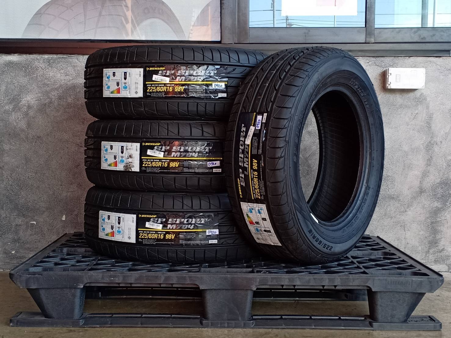 DUNLOP 225/60R16 SP SPORT LM704 98V MADE IN THAILAND