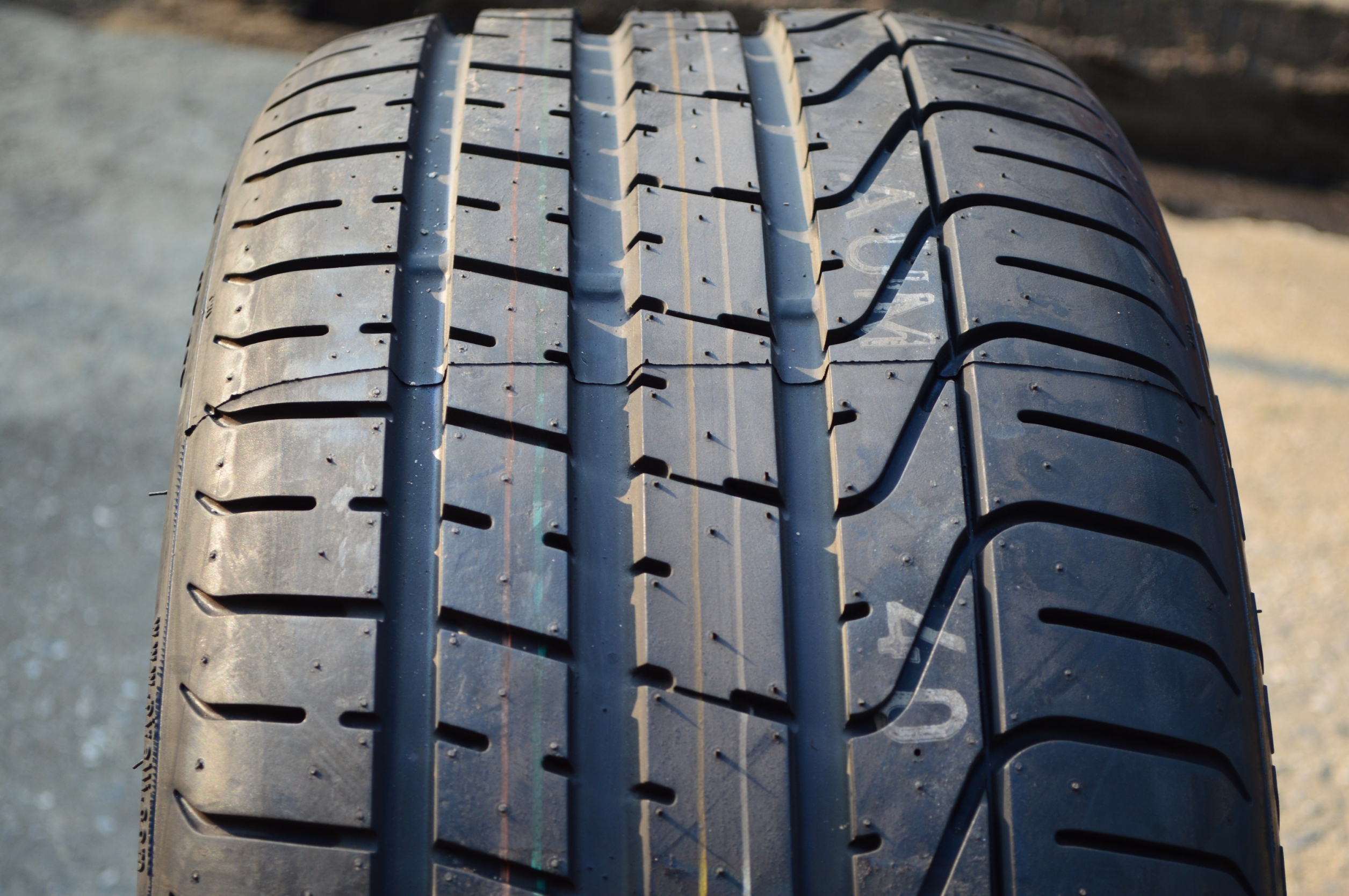 PIRELLI PZERO 255-35-18 เส้น 5800ปกติ 12000