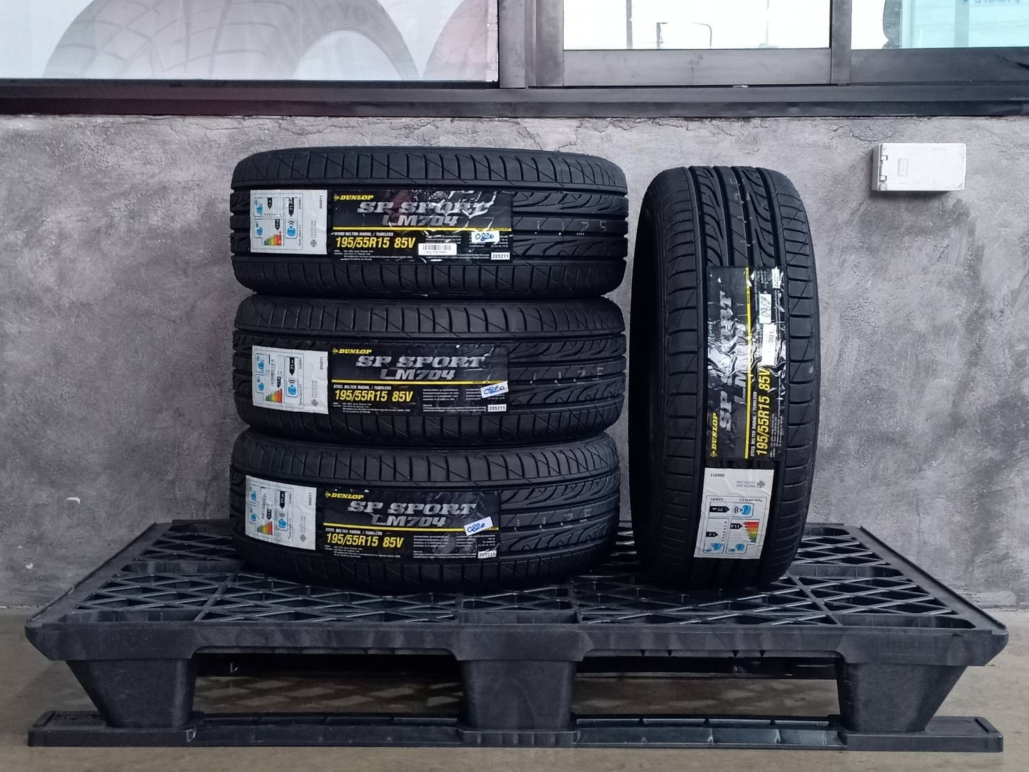 DUNLOP 195/55R15 SP SPORT LM704 85V MADE IN THAILAND