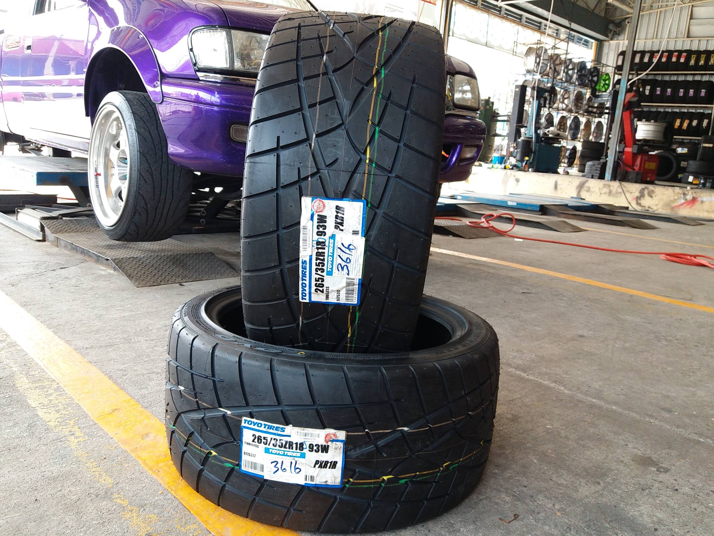 ยางใหม่ TOYO R1R 265/35-18 เส้น 7800 ปกติ 12000
