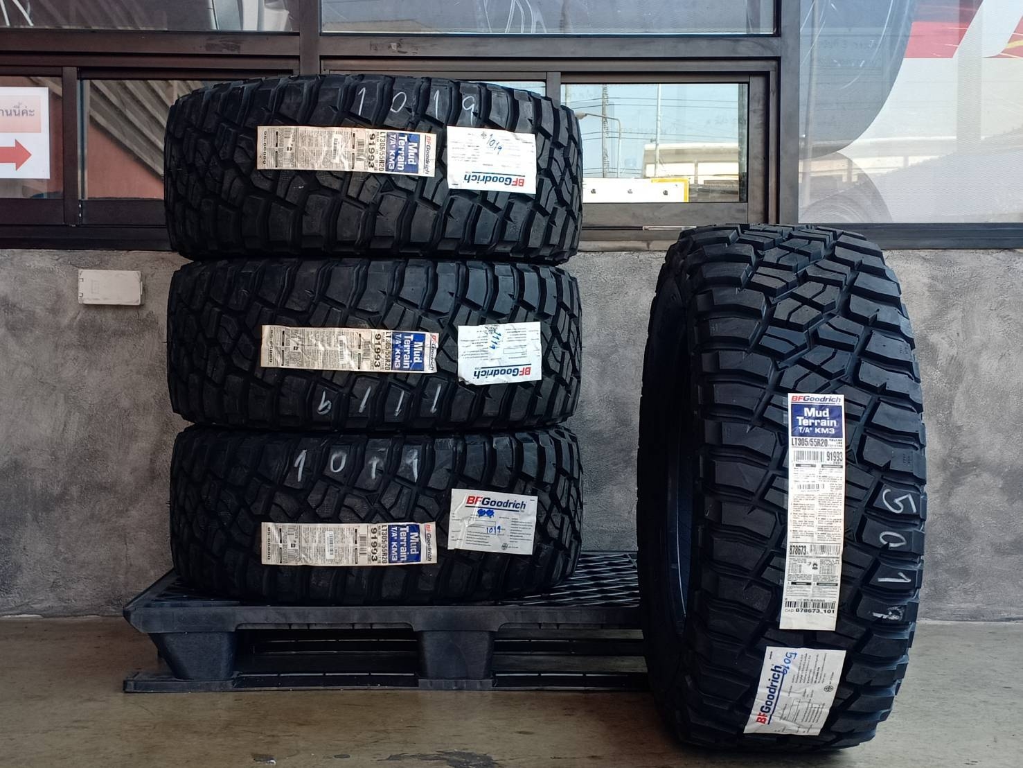 BF-GOODRICH 305/55R20 MUD TERRAIN T/A KM3 121/118Q MADE IN U.S.A.