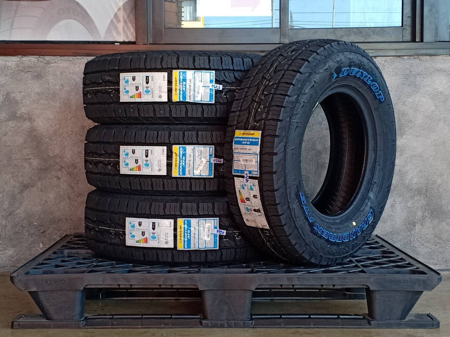 DUNLOP 225/70R15 GRANDTREK AT5 100T (ตัวหนังสือขาว) MADE IN THAILAND