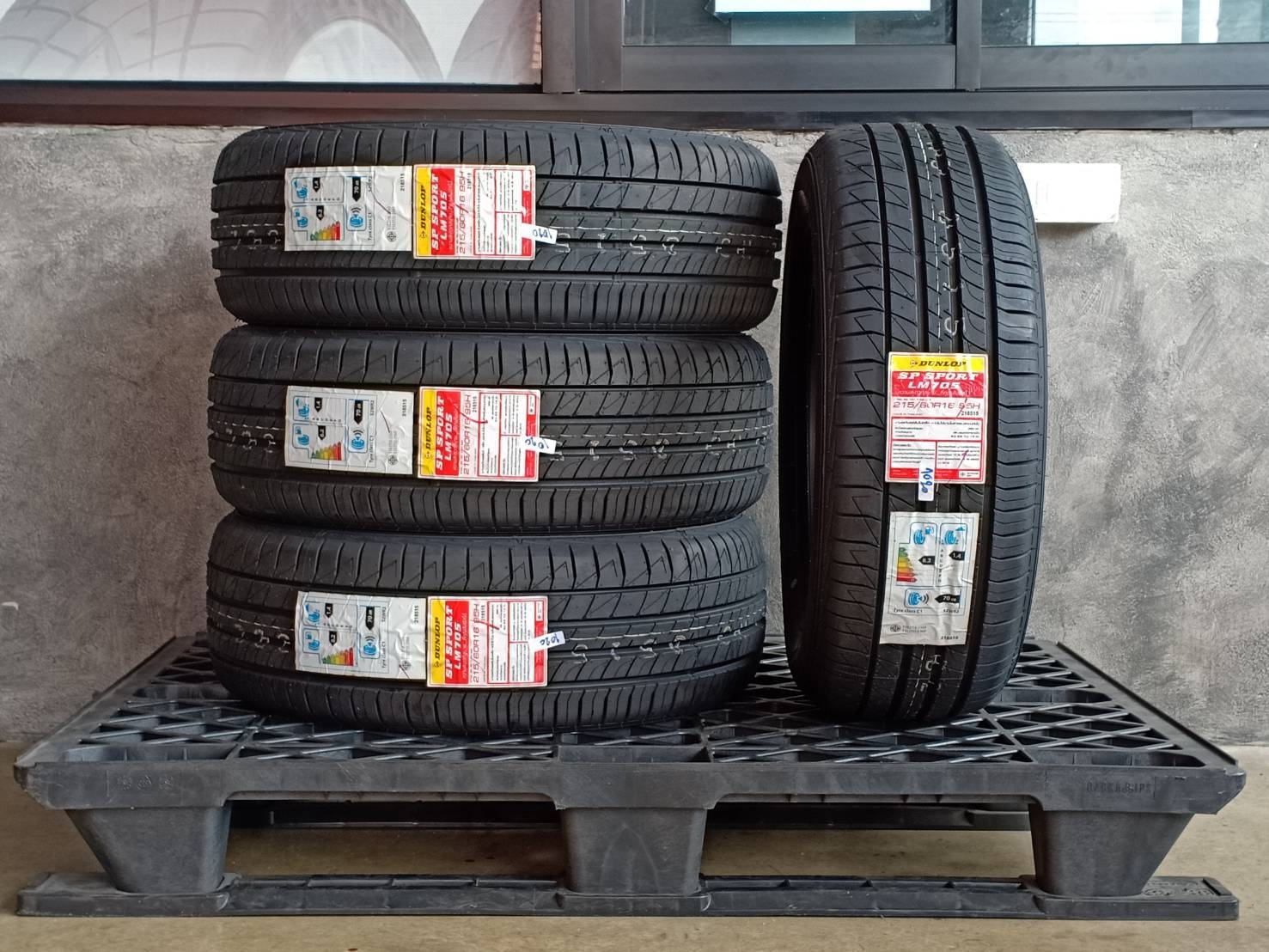 DUNLOP 215/60R16 SP SPORT LM705 95H MADE IN THAILAND