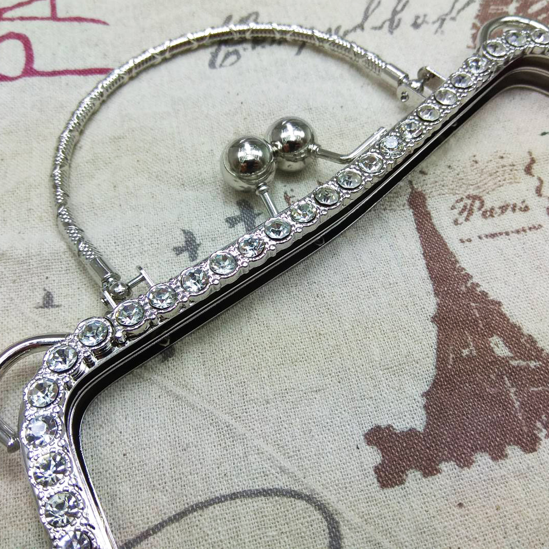 ปากกระเป๋๋าปิ๊กแป๊กเพชรล้อม8นิ้ว เงิน