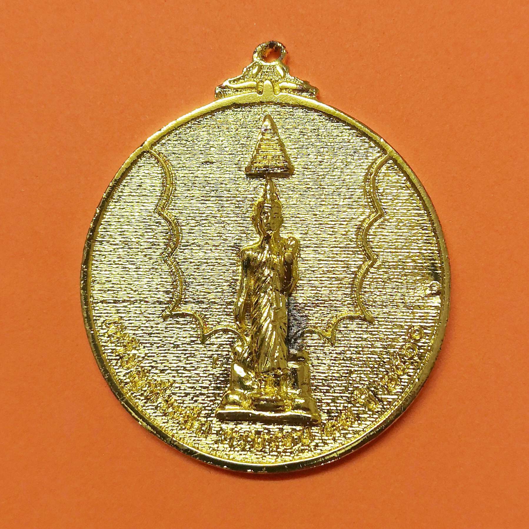 เหรียญ พระพุทธรูปปางลีลา หลัง พระพิรุณทรงนาค ที่ระลึกครบรอบ 37 ปี โรงเรียนสาธิตแห่งมหาวิทยาลัยเกษตรศาสตร์ วิทยาเขตกำแพงแสน ศูนย์วิจัยและพัฒนาการศึกษา พศ 2560 เหรียญชุบทอง ขนาด 4.3 เซน พร้อมกล่องเดิม