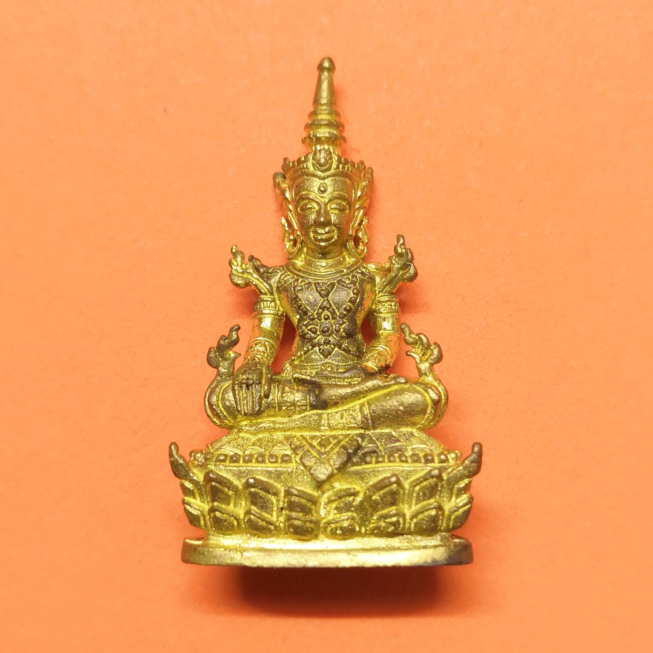 พระกริ่งจักรพรรดิ์ ครบ 6 รอบ พระเทพวิริยาภรณ์ เจ้าอาวาสวัดหัวลำโพง พศ 2558 เนื้อกะไหล่ทอง สูง 3.8 เซน พร้อมกล่องเดิม