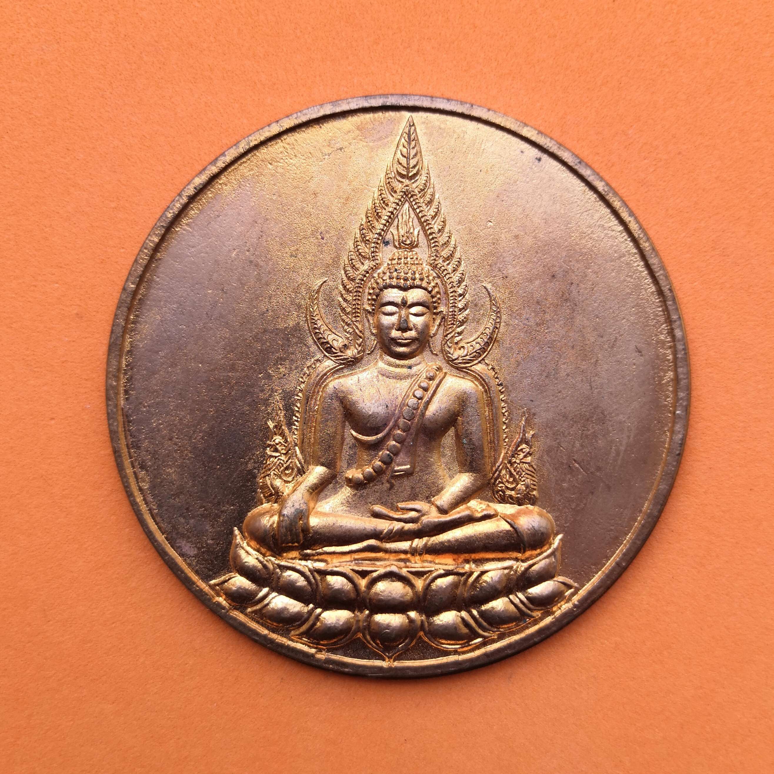 เหรียญ พระพุทธชินราช ที่ระลึกในงานประกวดพระเครื่อง พระบูชา ณ สยามจัสโก้ รัตนาธิเบศร์ ปี 2540 เนื้อทองแดง ขนาด 5.5 เซน (เขี้ยวฝากล่องชำรุดนะครับ)