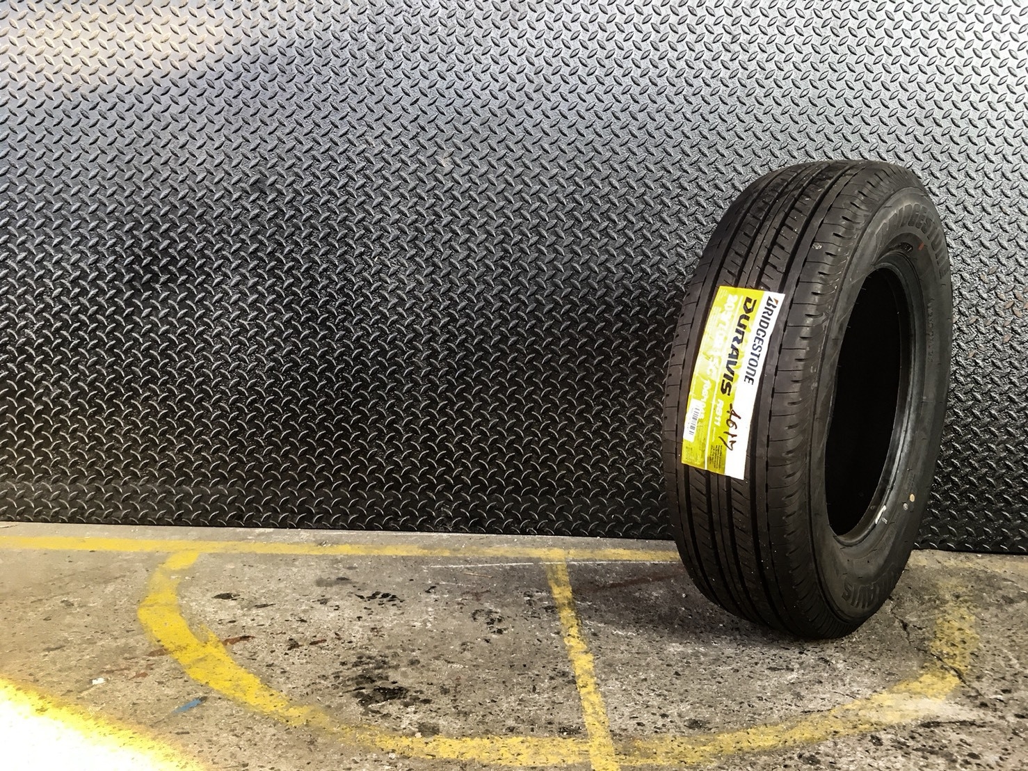 BRIDGESTONE R611 215-70-15 เส้น 2500 บาท ปี17 ปกติ 3500