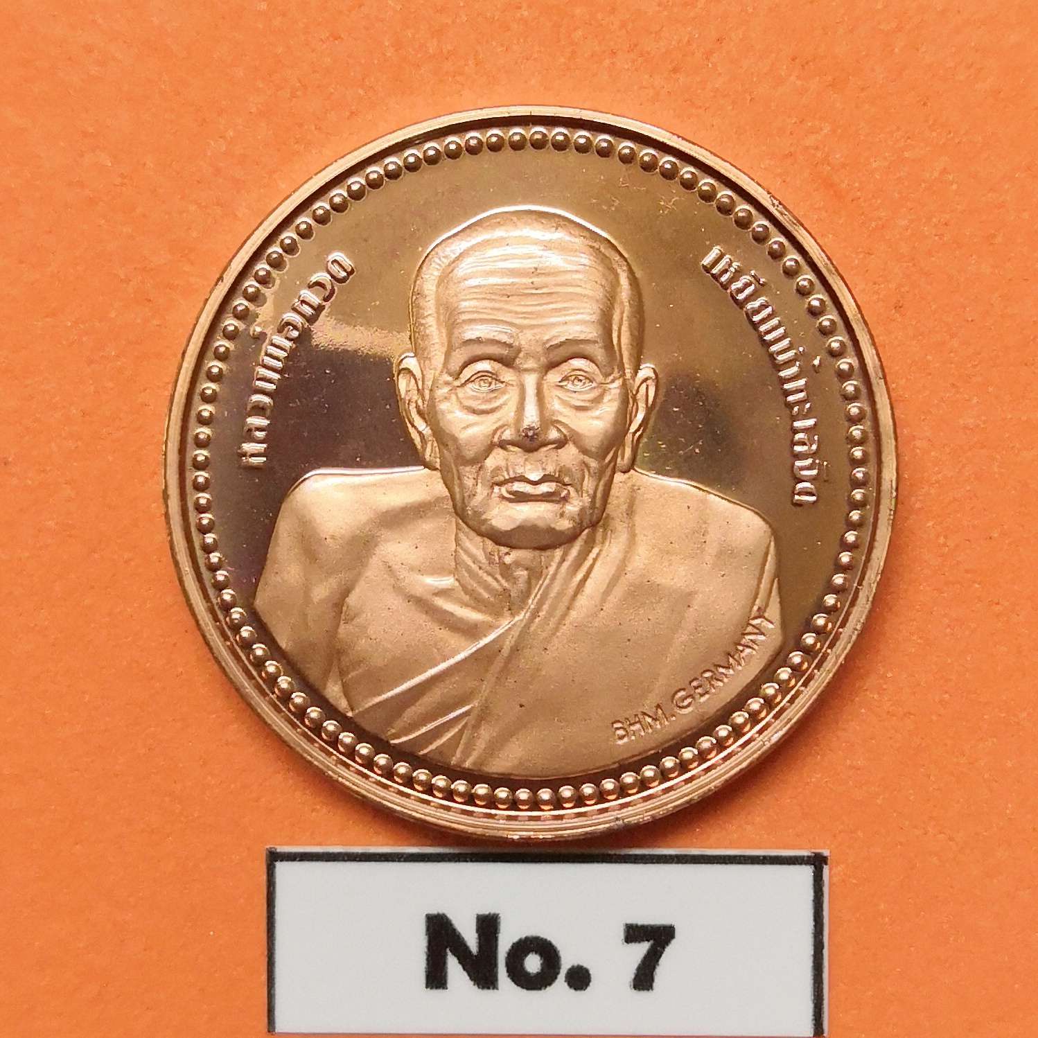 เหรียญหลวงปู่ทวด เหยียบน้ำทะเลจืด วัดช้างไห้ ผลิตที่โรงกษาปณ์เยอรมัน (BHM Germany) ปี 2537 มีตอกยันต์ และหมายเลขที่ขอบเหรียญ เนื้อทองแดงขัดเงา พิมพ์เล็ก ขนาด 2.5 เซน