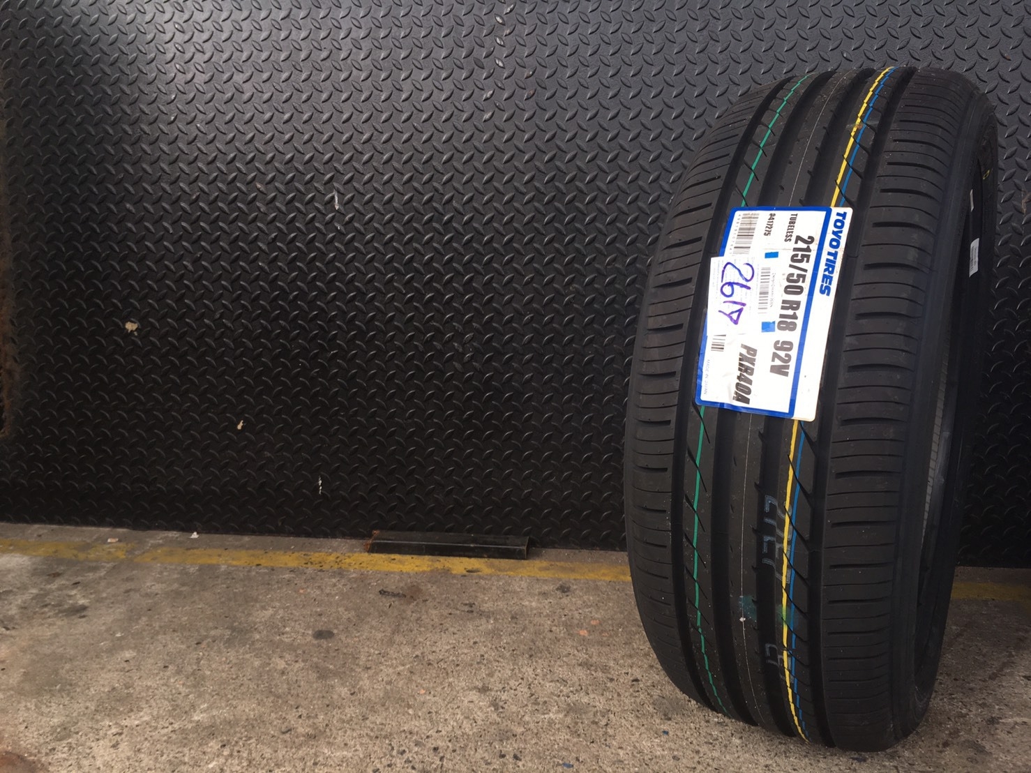 ยางเข้ามาใหม่ TOYO R40A 215/50-18 เส้น 6000 บาท