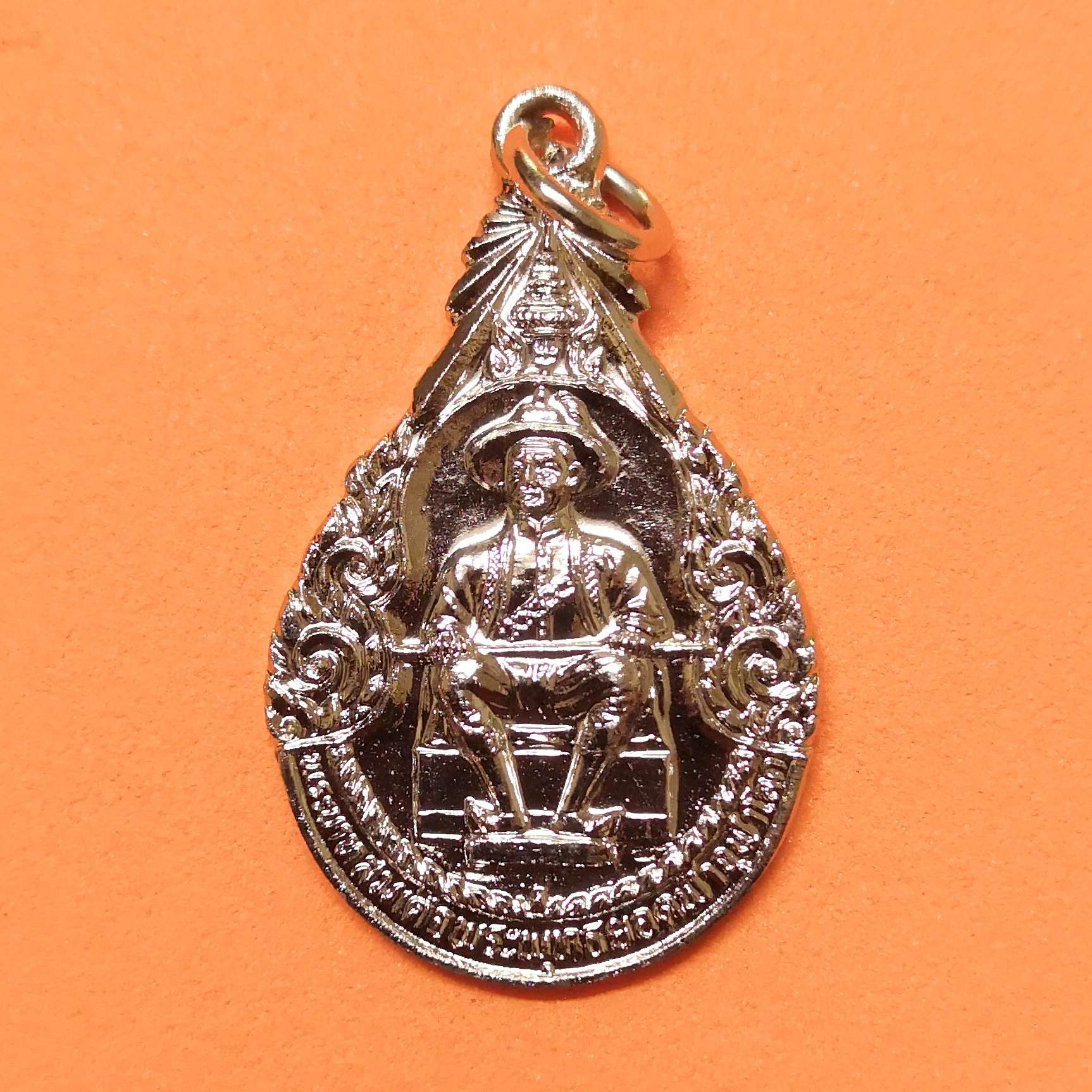 เหรียญ พระพุทธยอดฟ้าจุฬาโลก รัชกาลที่ 1 ที่ระลึกฉลอง 200 ปี กรุงเทพมหานคร พศ 2525 จัดสร้างโดย จตุรเสนาสมาคม เนื้อกะไหล่เงิน สูง 3 เซน พร้อมกล่องเดิม