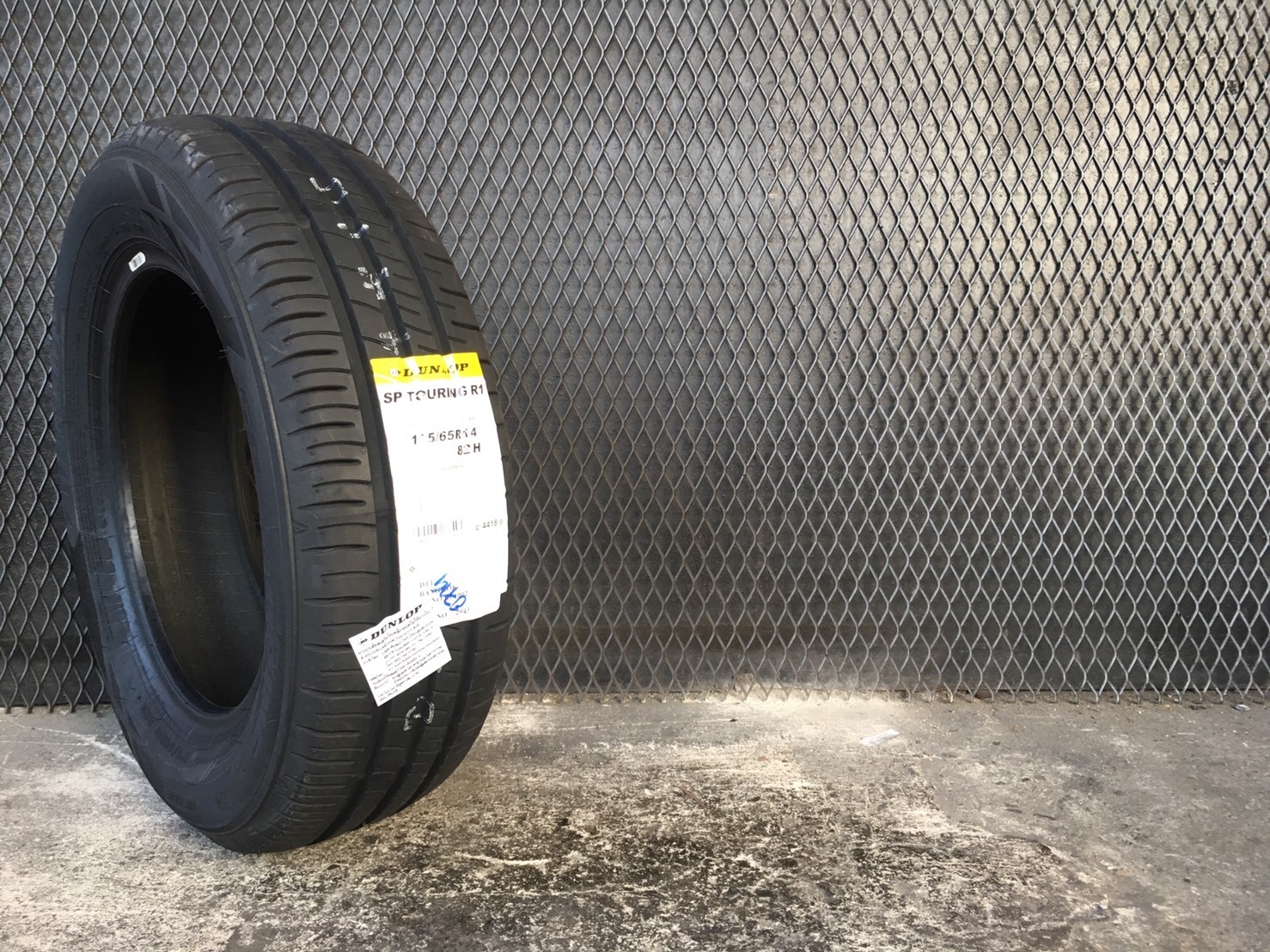 ยางใหม่ปี19 DUNLOP R1 175/65-14 ราคาถูก