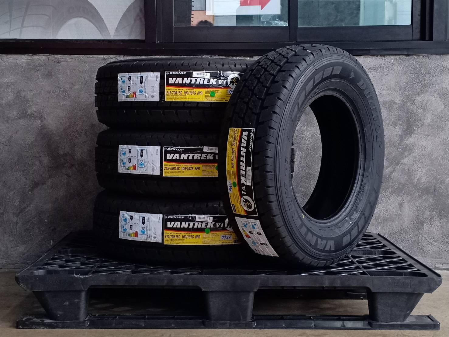 DUNLOP 215/70R15 VANTREK V1 109/107S 8PR MADE IN THAILAND