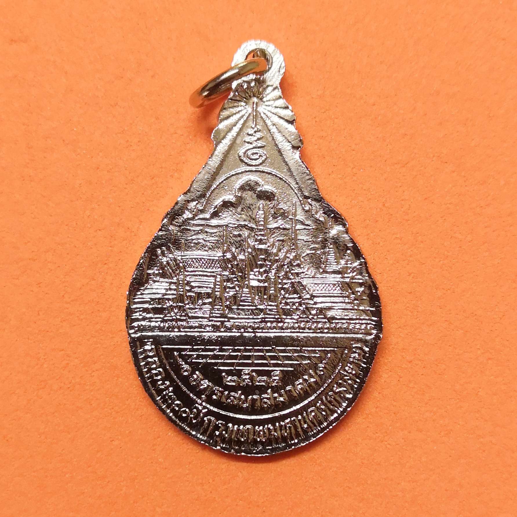 เหรียญ พระพุทธยอดฟ้าจุฬาโลก รัชกาลที่ 1 ที่ระลึกฉลอง 200 ปี กรุงเทพมหานคร พศ 2525 จัดสร้างโดย จตุรเสนาสมาคม เนื้อกะไหล่เงิน สูง 3 เซน พร้อมกล่องเดิม