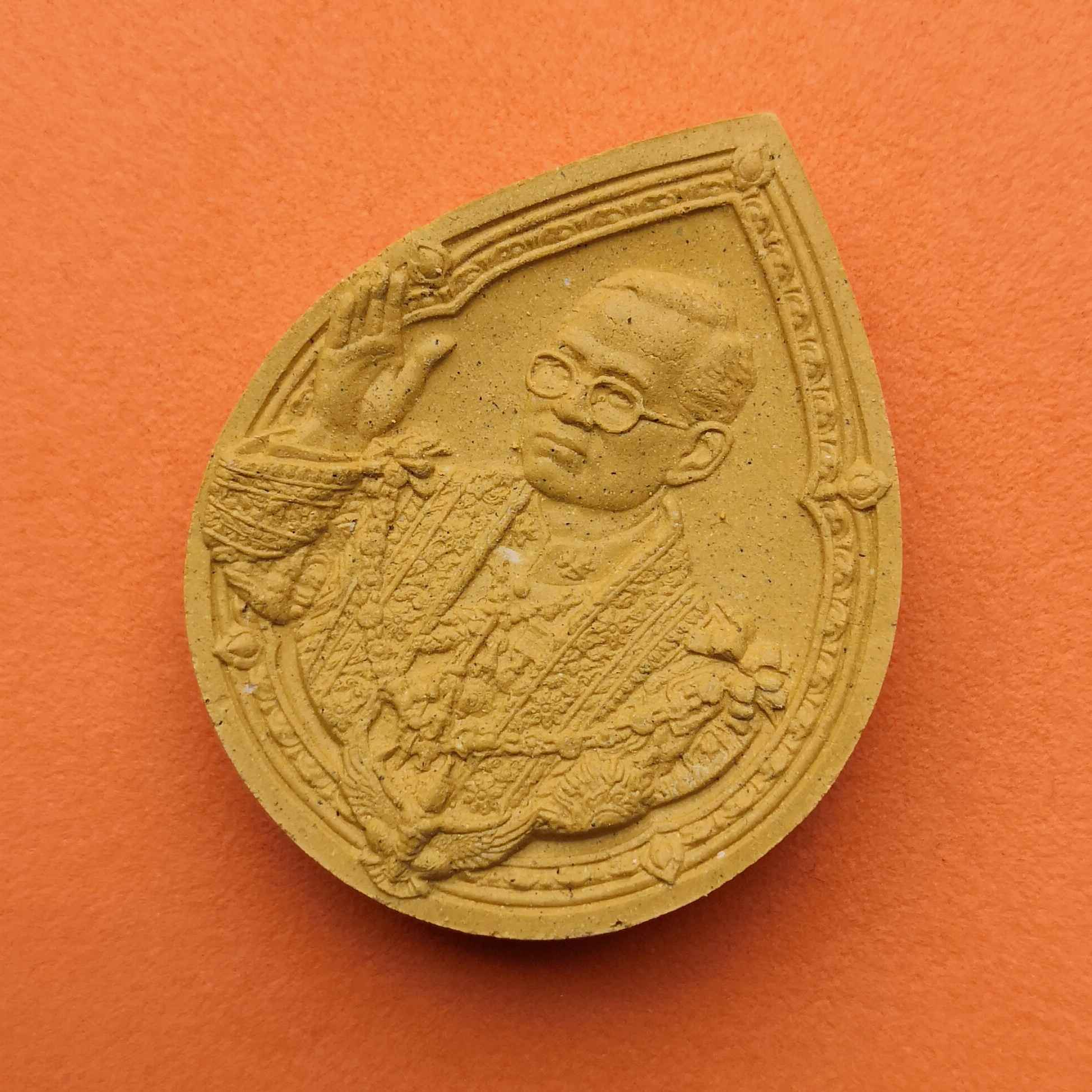 เหรียญเนื้อผงทรงหยดน้ำ มวลสารมงคล เรารักพระเจ้าอยู่หัว หลังตราครองราชย์ 60 ปี จัดสร้างโดยมูลนิธิคิงเพาเวอร์
