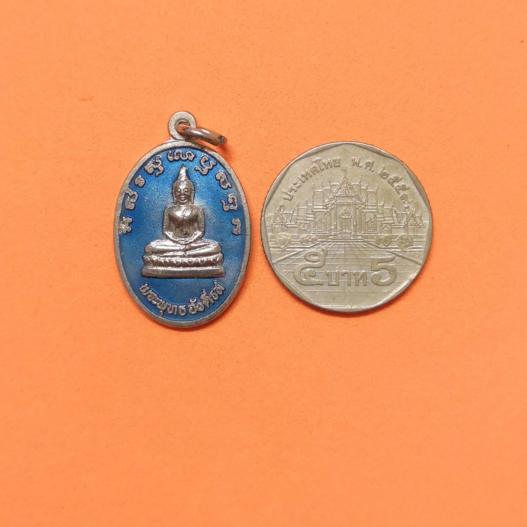 เหรียญ พระพุทธอังคีรส สร้างเพื่อเป็นสิริมงคลงานปีใหม่-งานกาชาด จังหวัดระยอง ปี 2535 เนื้อกะไหล่เงินลงยา สูง 2.5 เซน