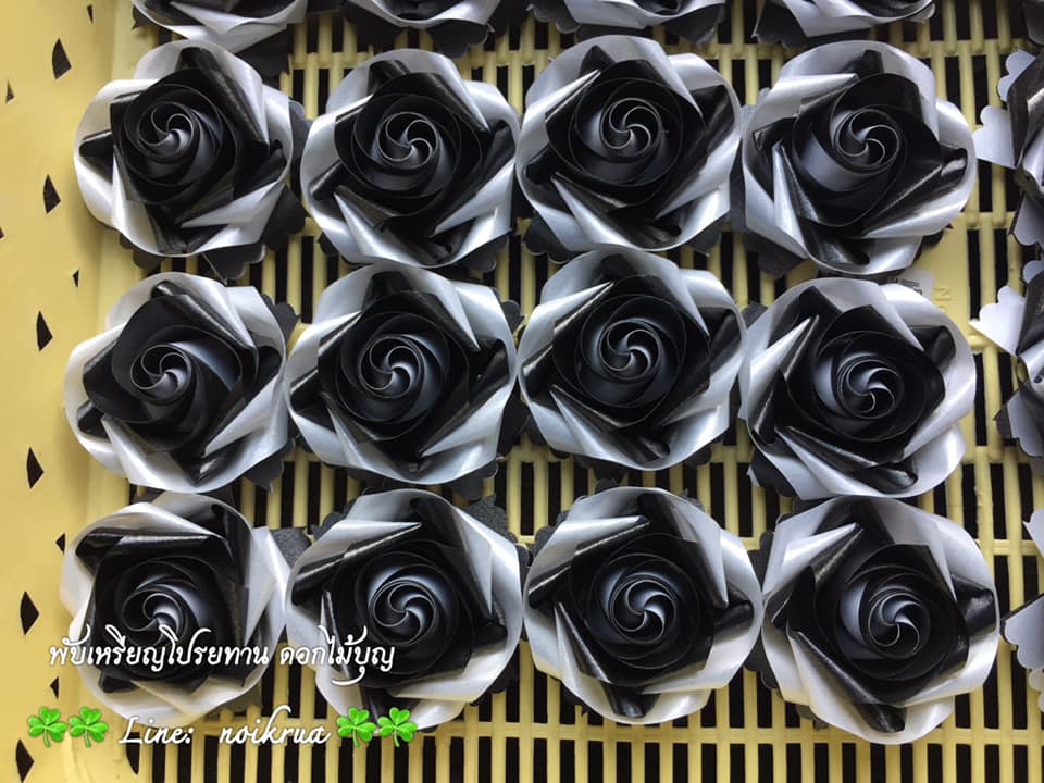 ดอกฟรีเซียสลับสีขาวดำ เหรียญโปรยทาน