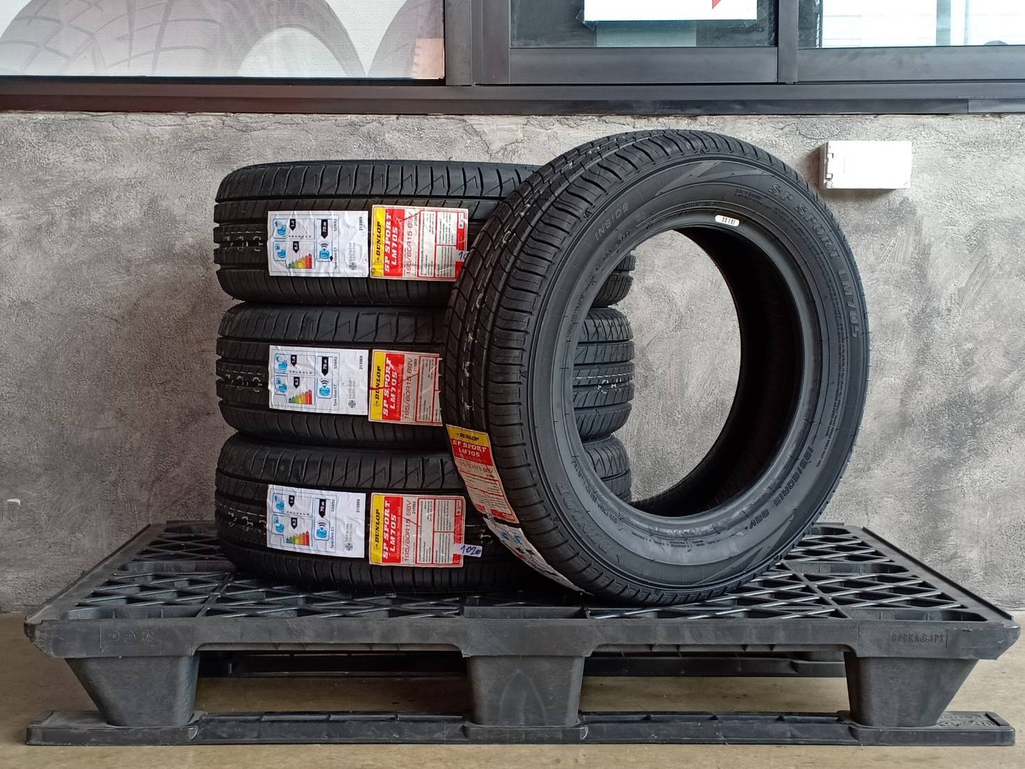 DUNLOP 195/60R15 SP SPORT LM705 88V MADE IN THAILAND
