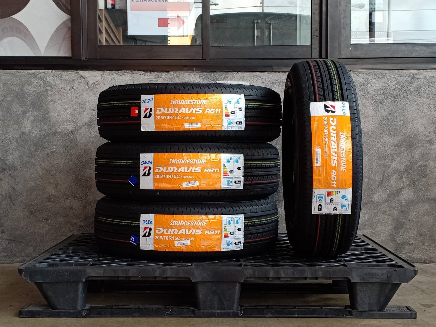 BRIDGESTONE 205/70R15 DURAVIS R611 106/104S MADE IN THAILAND