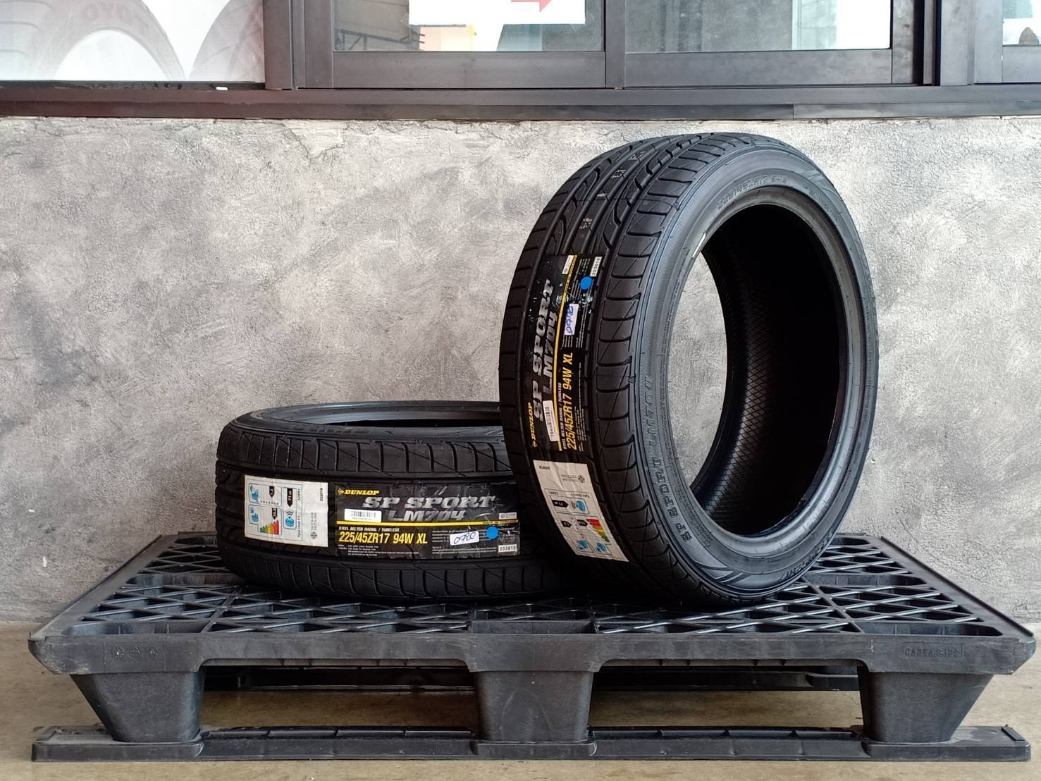 DUNLOP 225/45ZR17 SP SPORT LM704 94W MADE IN THAILAND