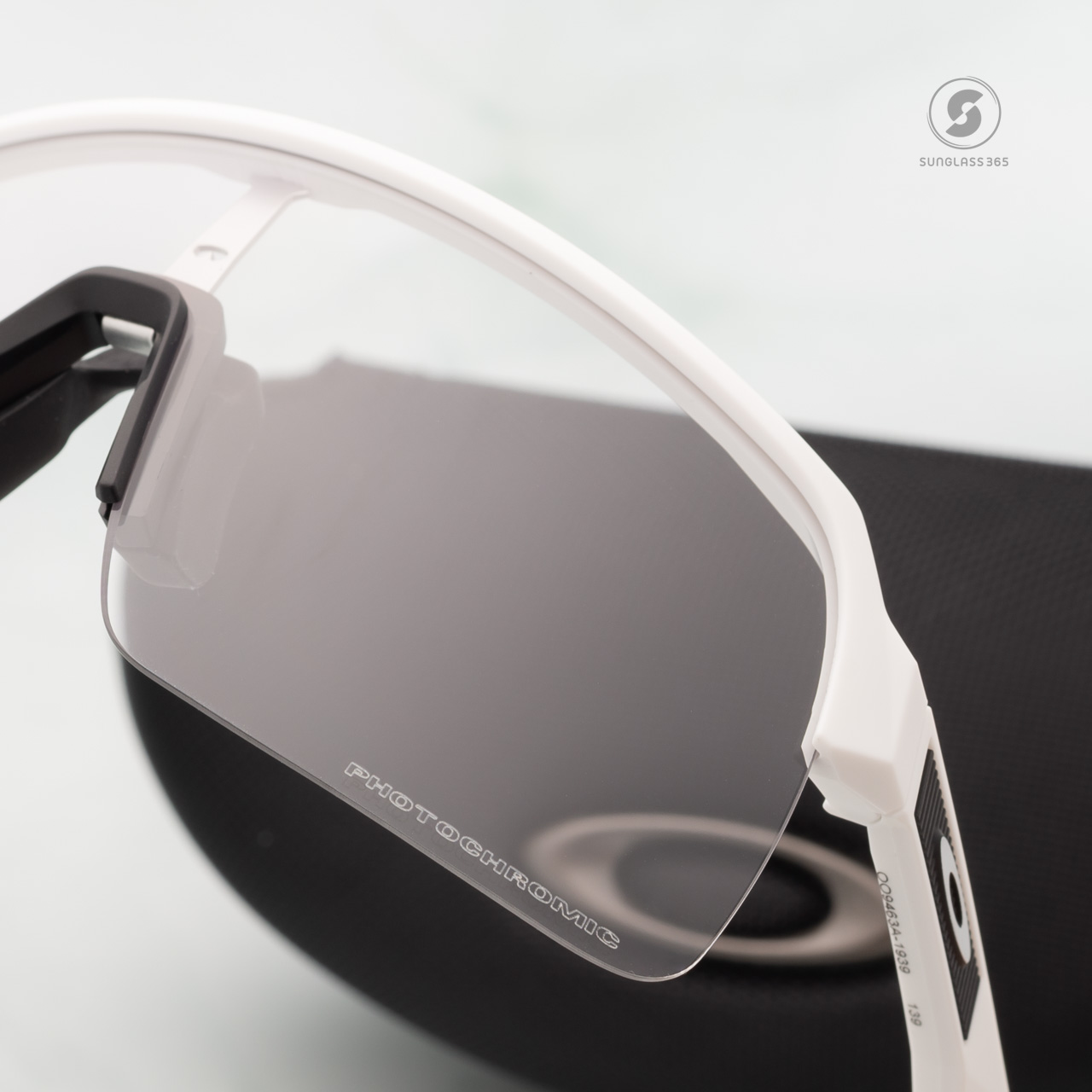 OAKLEY OO9463A-19 Sutro Lite(A) Matte White Clear Photochromic