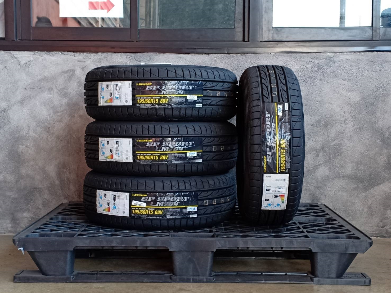 DUNLOP 195/60R15 SP SPORT LM704 88V MADE IN THAILAND