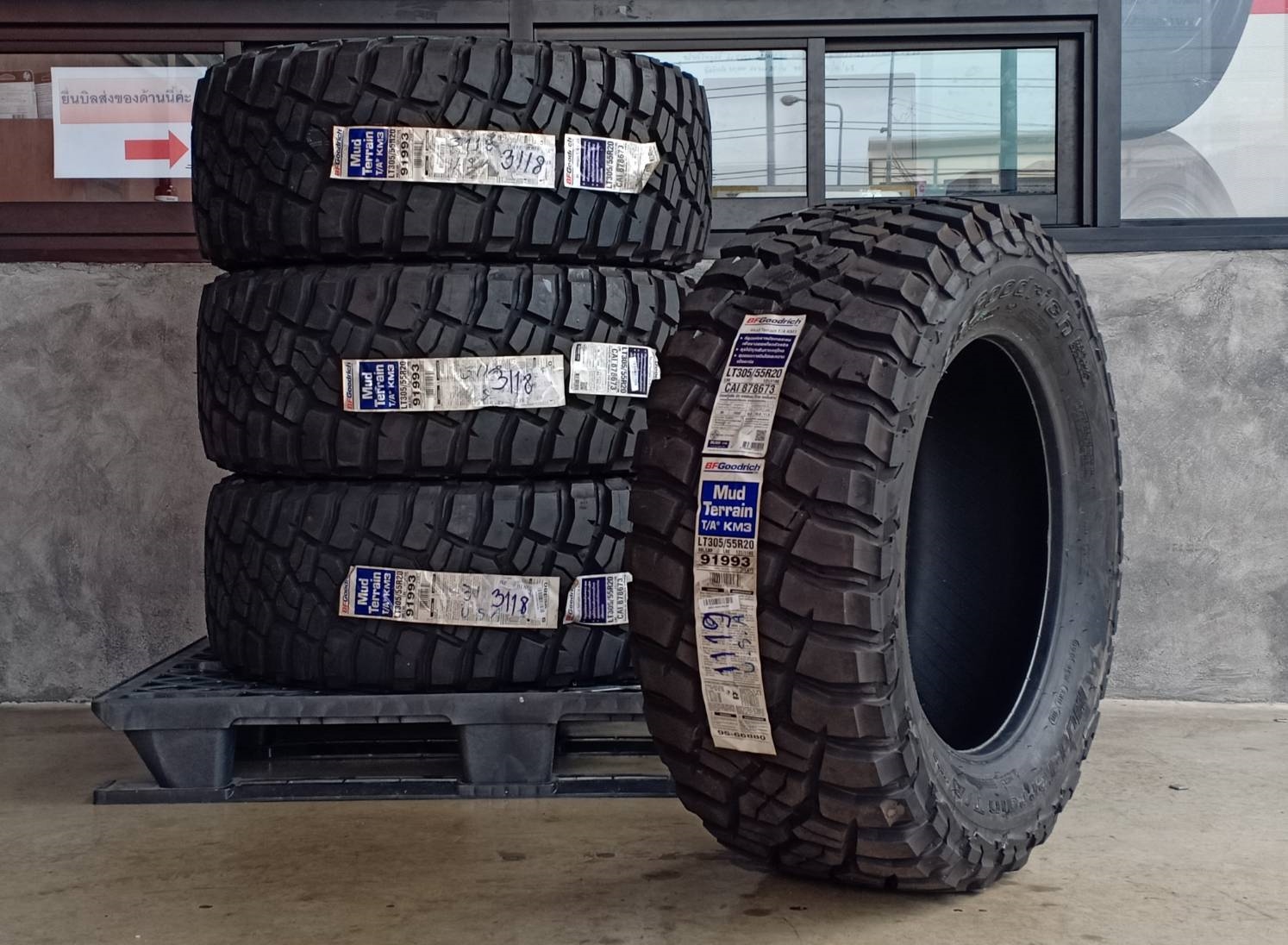 BF-GOODRICH 305/55R20 ALL TERRAIN T/A KM3 121/118Q MADE IN U.S.A.