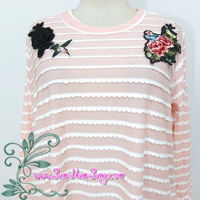 *อกฟรีไซส์50-52นิ้ว*เสื้อแขนยาวคนอ้วนผ้ายืดเนื้อไหมพรมสีโอรสแต่งลายริ้วหยักสีขาวปักดอกไม้ สวยน่ารักมากๆค่ะ