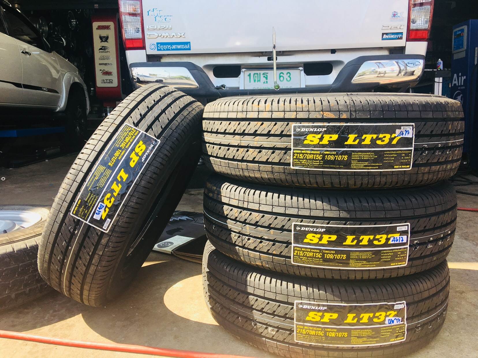 DUNLOP SP LT37 215W70S15 ซื้อ2แถม2