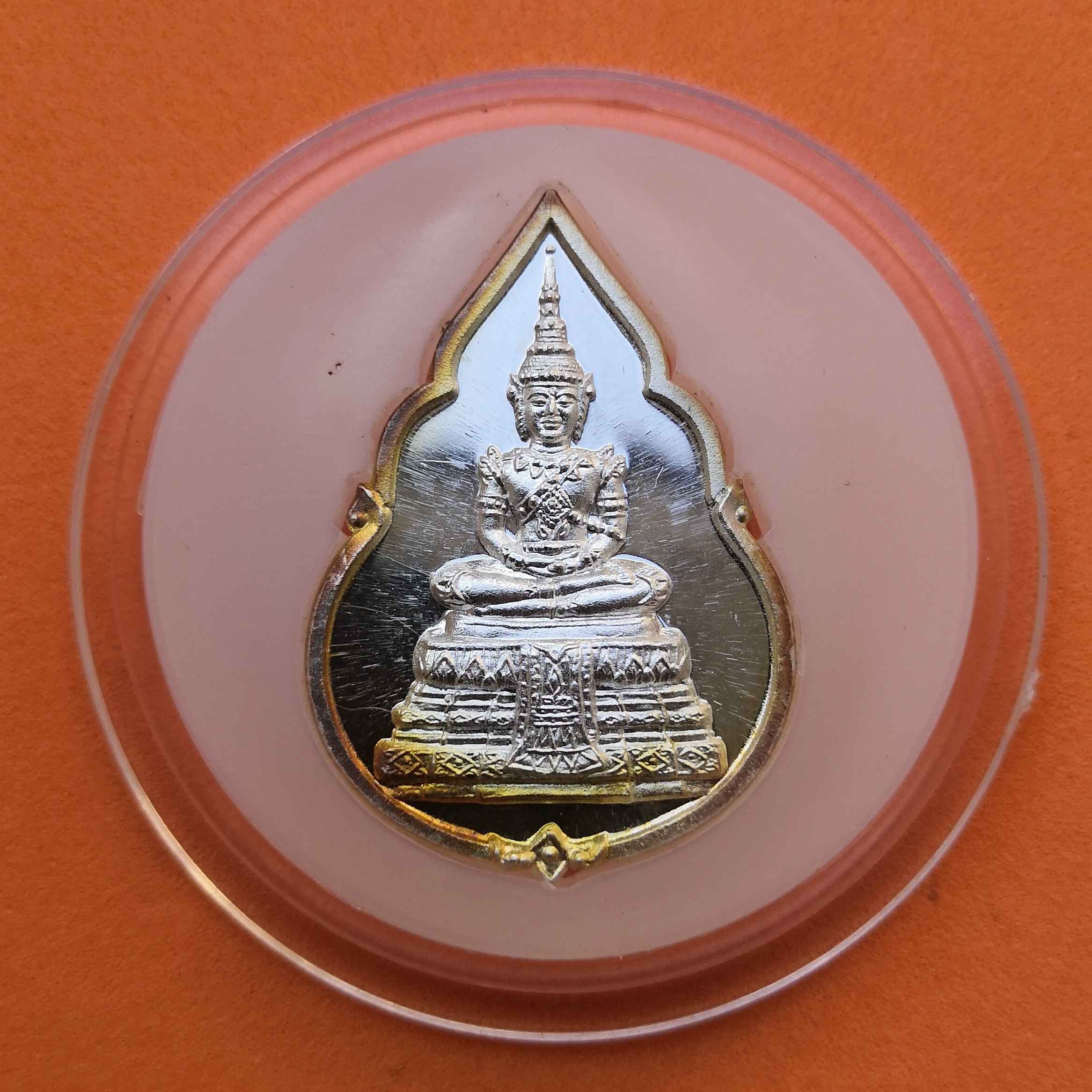 เหรียญพระแก้วมรกต เนื้อเงินขัดเงา ที่ระลึกครบ 64 ปี กรมสรรพสามิต 2539 สูง 3.2 เซน พร้อมตลับเดิม