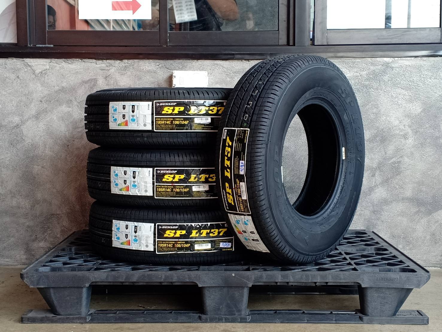 DUNLOP 195R14 SP LT37 ต้องการส่วนลดราคาพิเศษ กรุณาสอบถาม