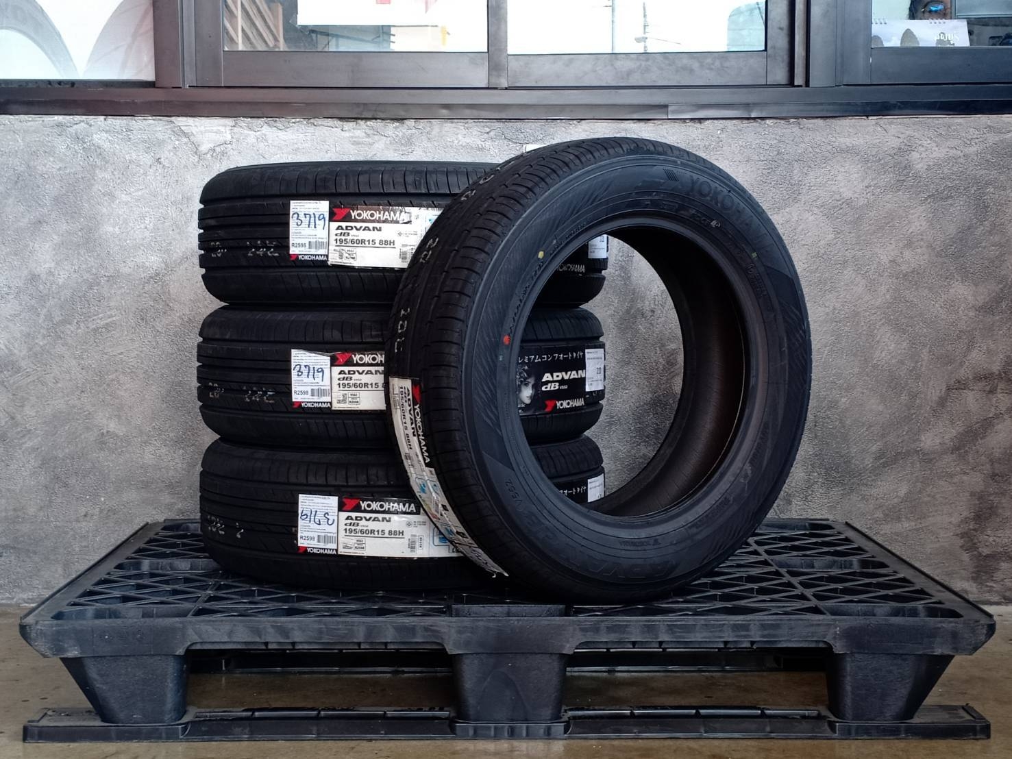 YOKOHAMA ADVAN DB V552 195/60R15 88H JAPAN