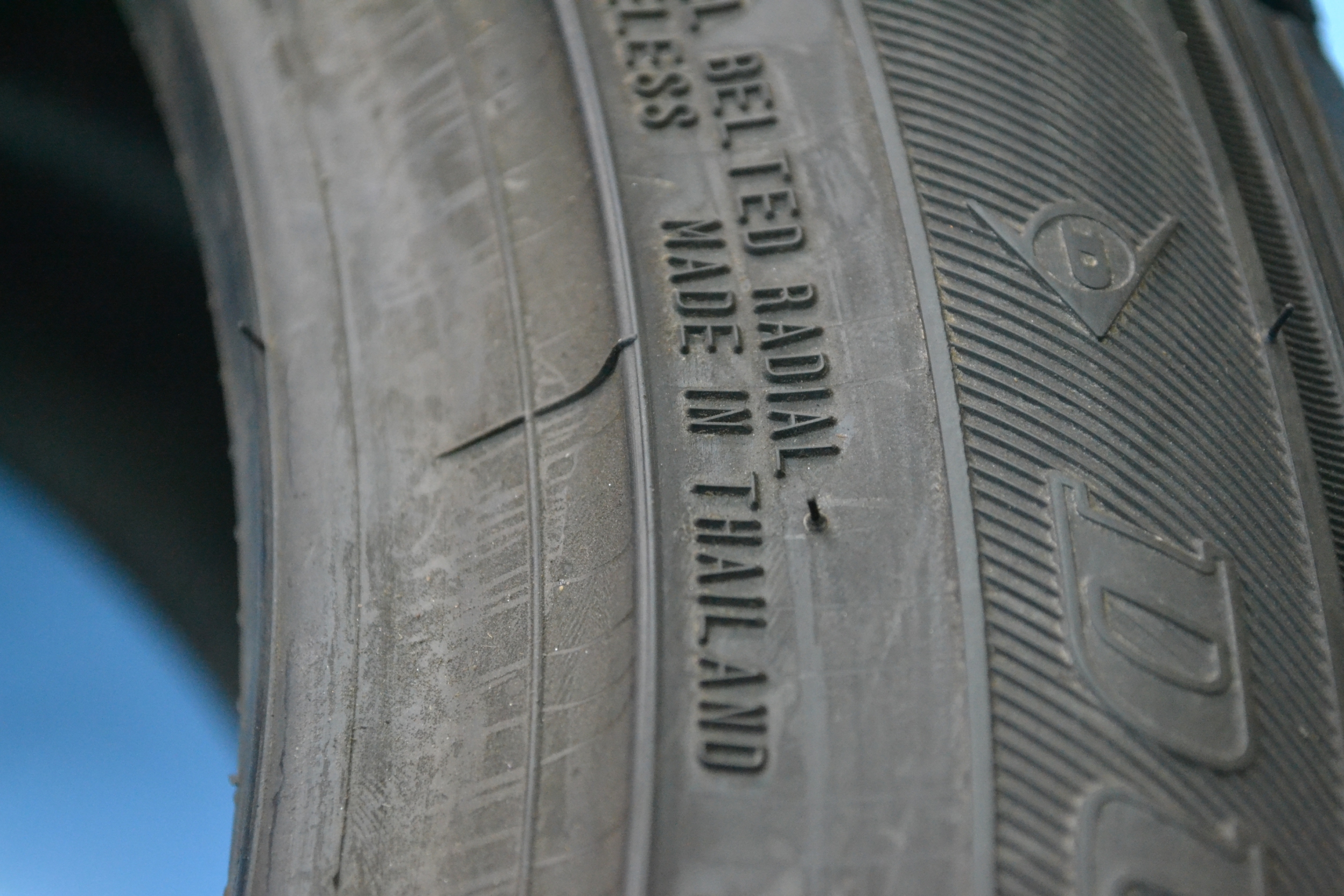 ยางใหม่ DUNLOP DZ102 245/45-18 เส้น 2500 บาท ปกติ 5500 บาท