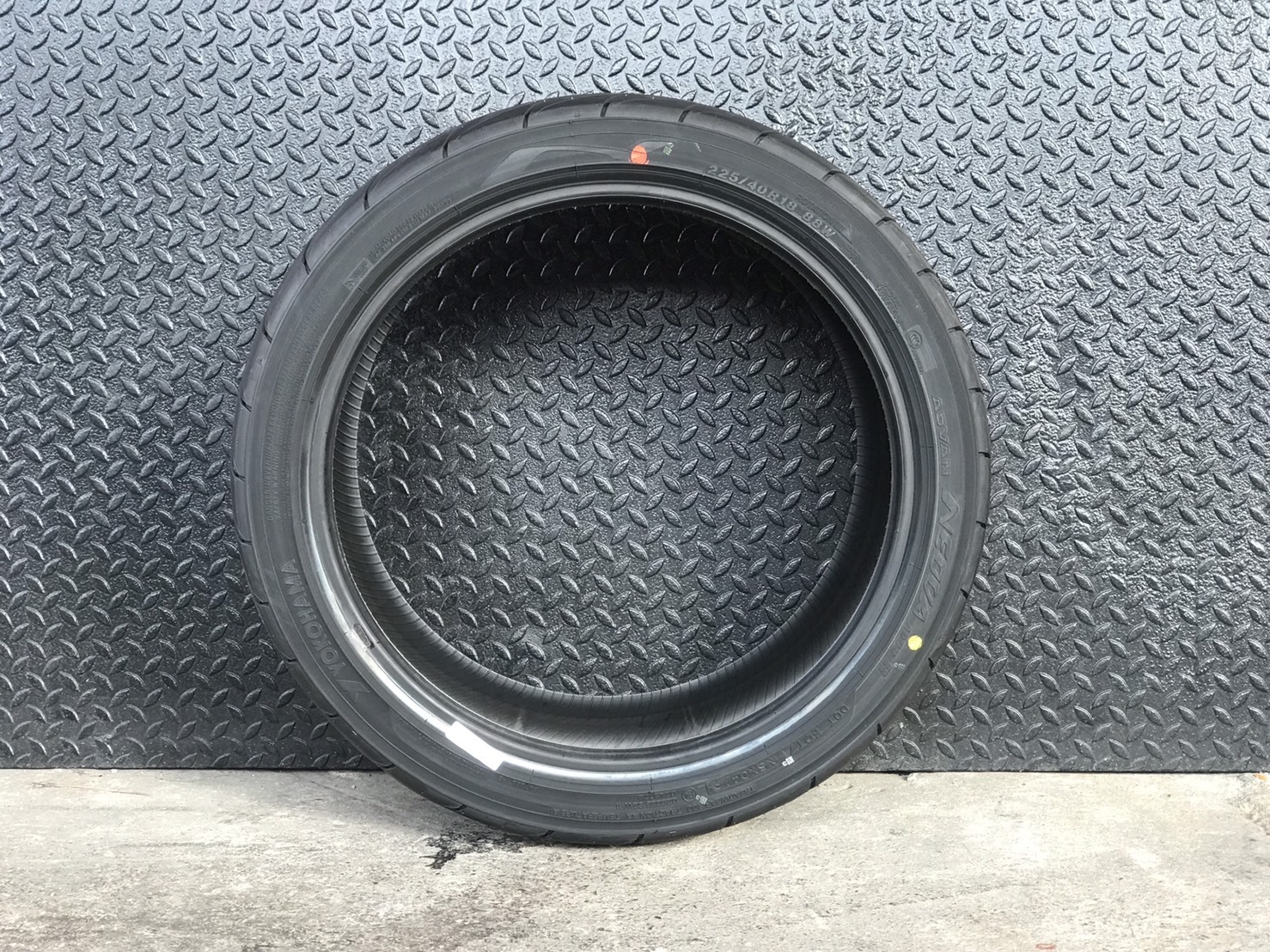 ยางใหม่ปี19 YOKOHAMA AD08R 225/40-18 ราคาถูก